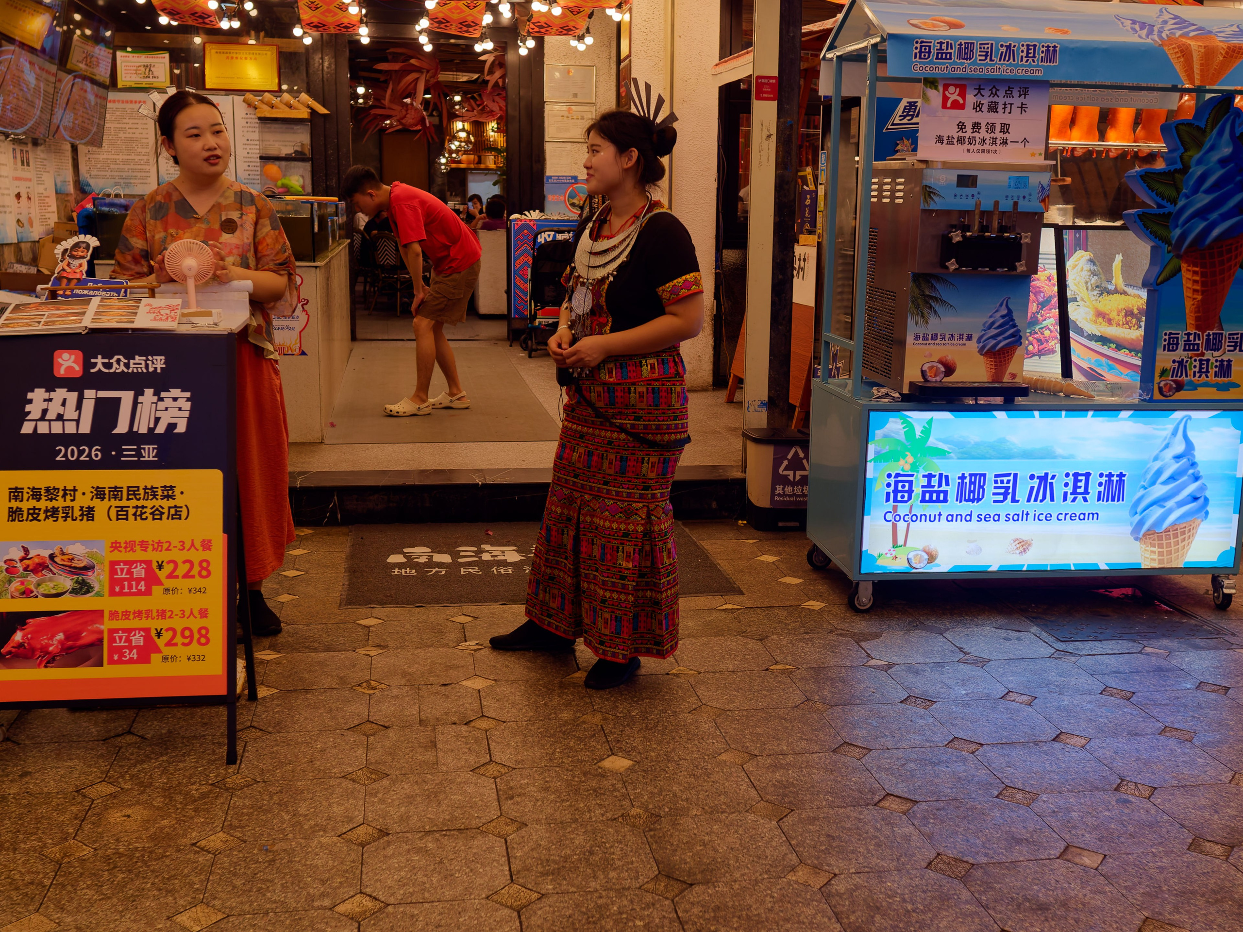 Хайнань 2026, Большой ночной базар в Ялунване. Фотопрогулки по Миру