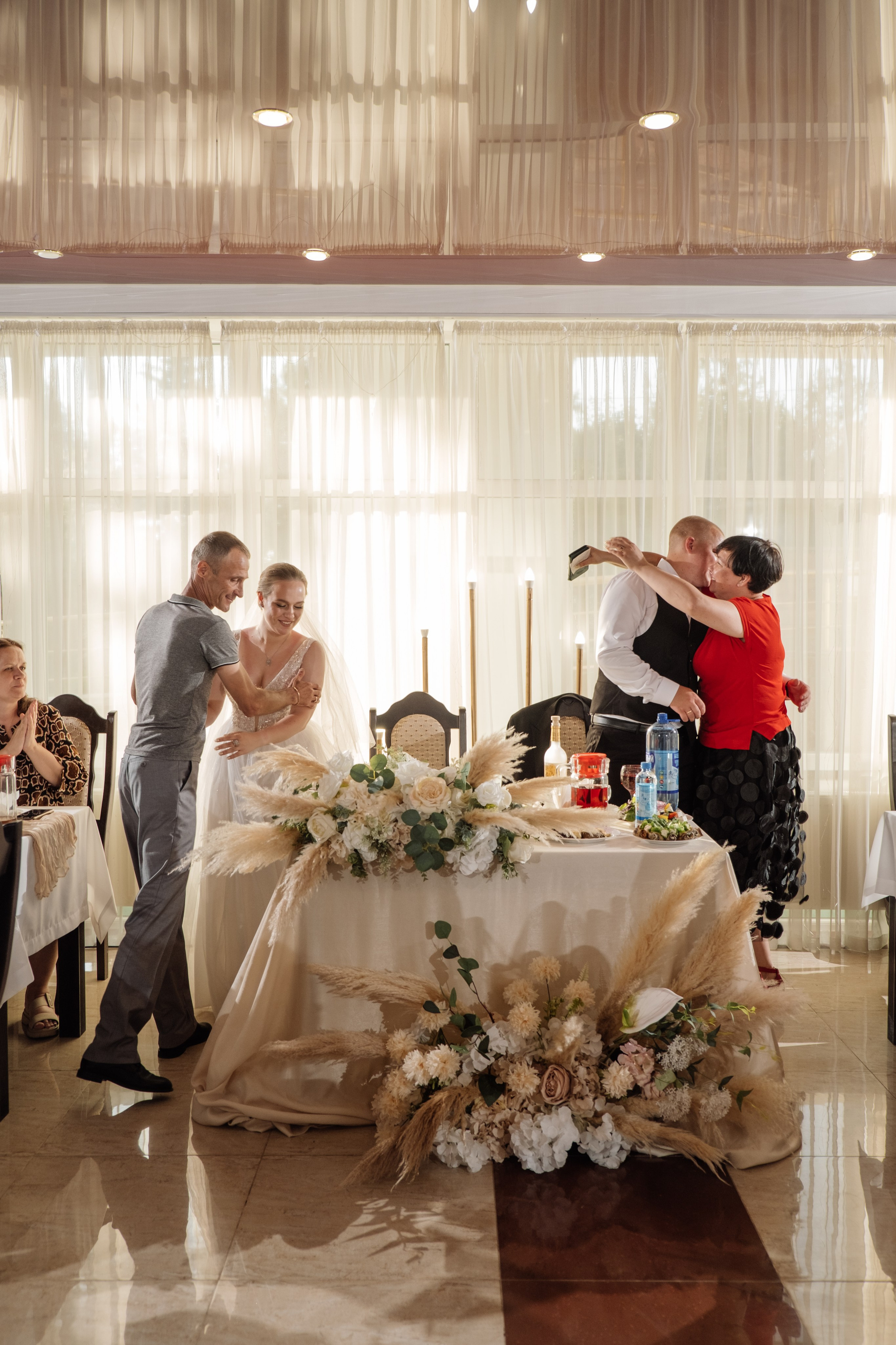 Свадебный ретопртаж. Профессиональная фотосъемка в Крыму. Натуральные эмоции и живые кадры. Забронируйте дату прямо сейчас!