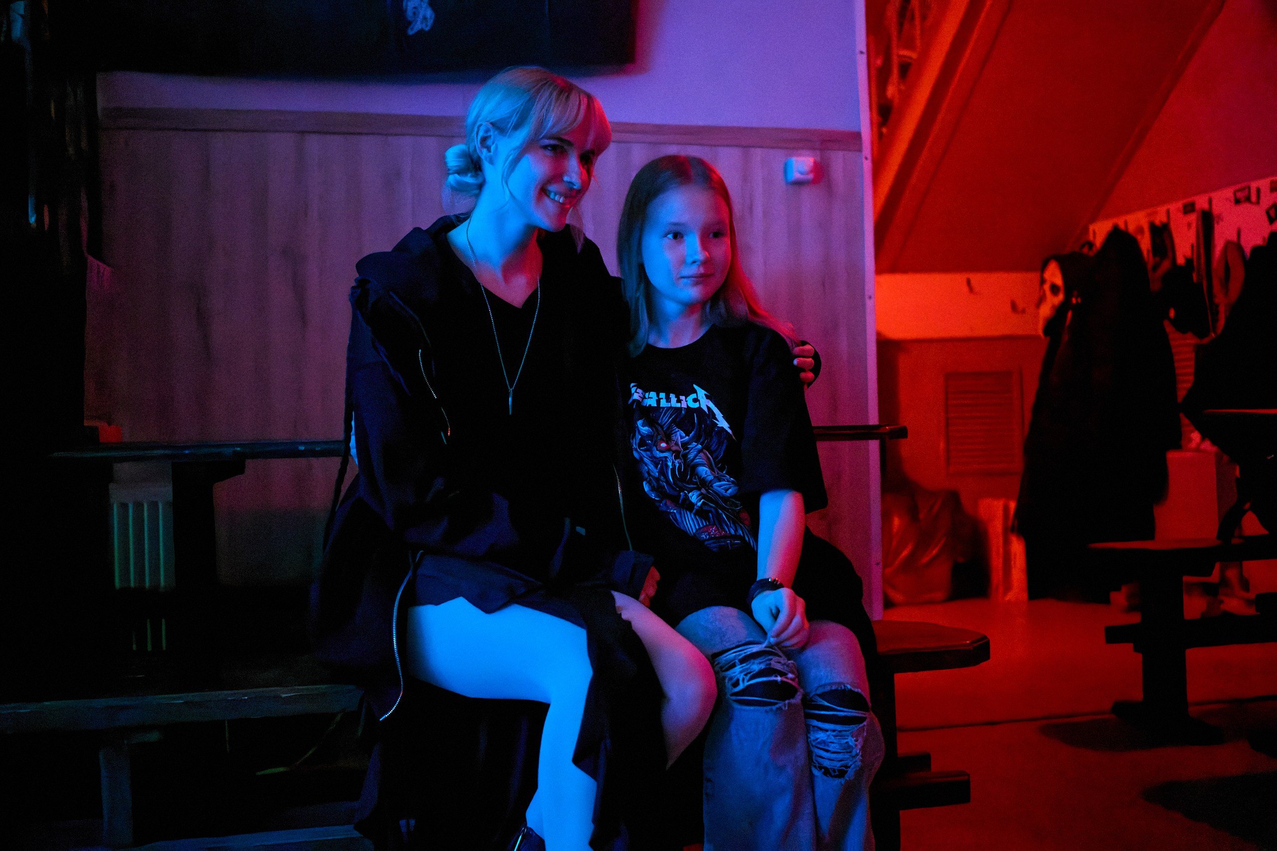 Я старался высматривать тех, кто фоткает, и делать свою версию. Света там нет, я не представляю, как там на телефон снимали. У меня здесь iso 32000, в качестве бонуса - шумы съели детали, что вызвало эффект ретуши :)