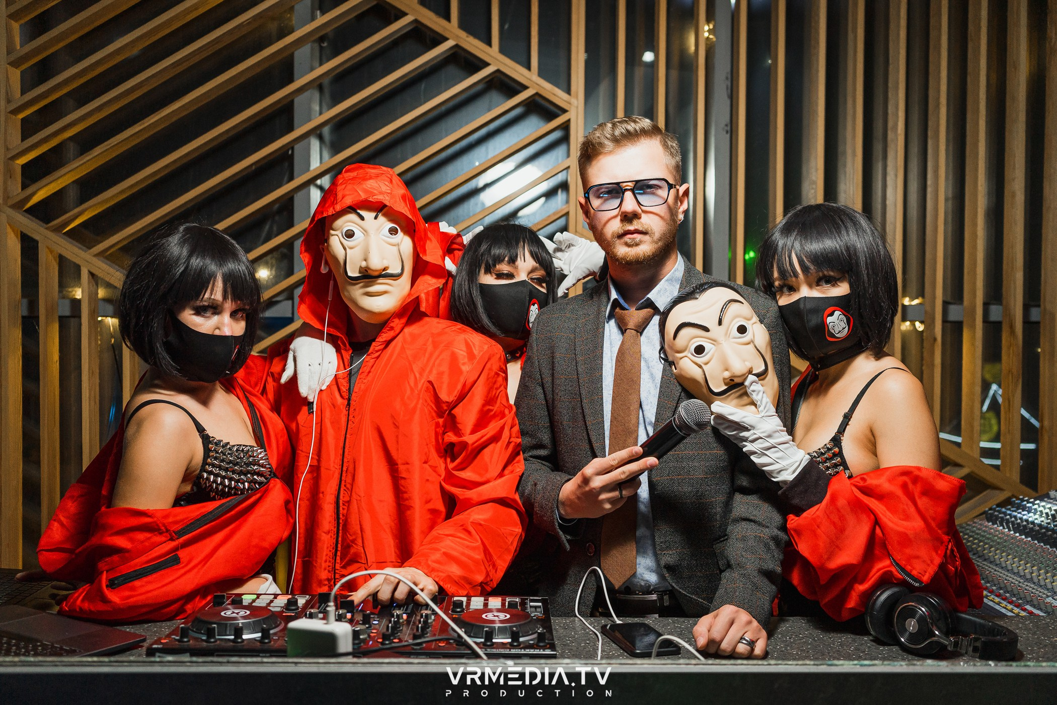 Бумажный дом в баре «Друзья»