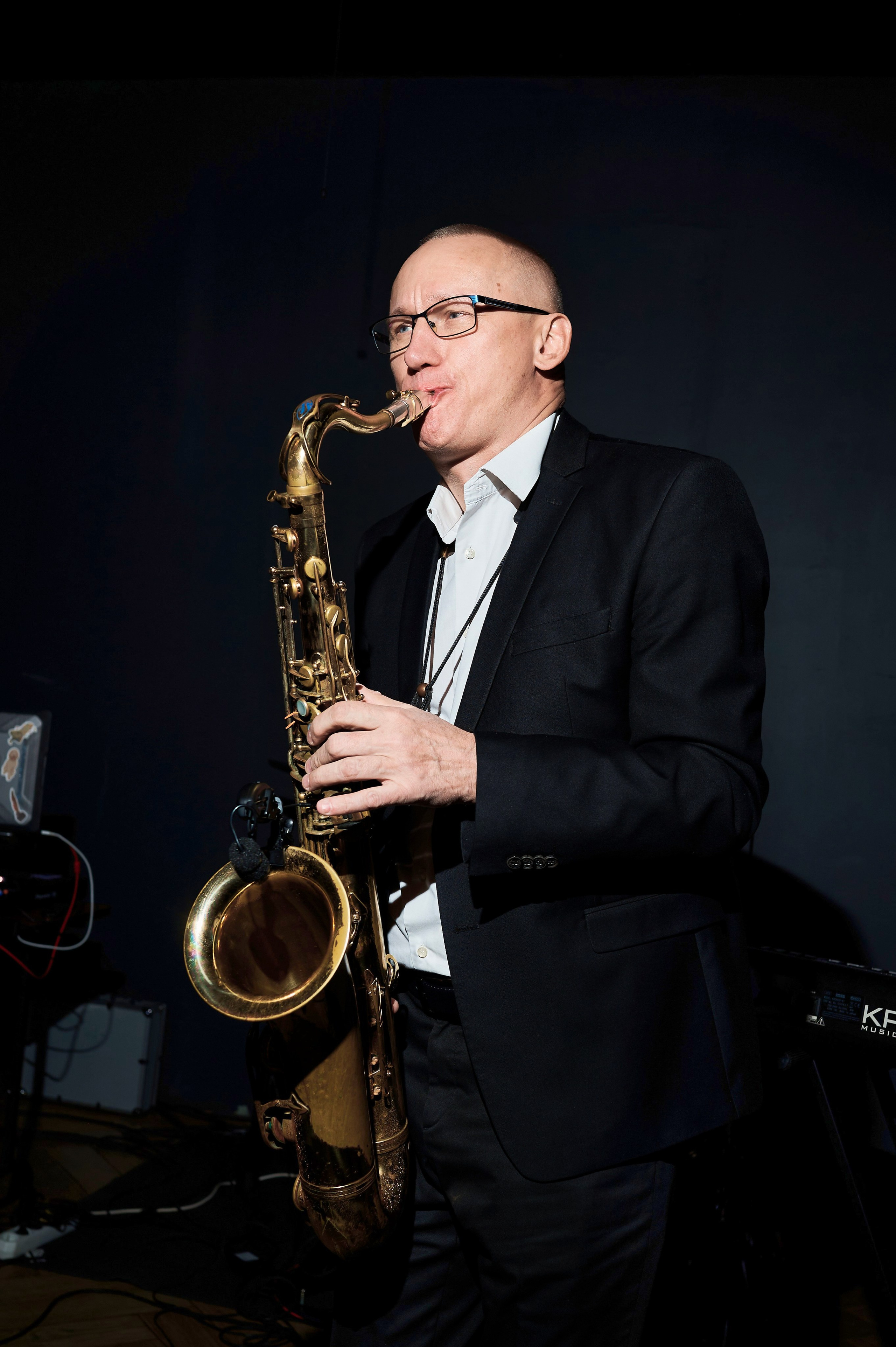 Портрет гостя в темноте, стильное фото, репортажная съемка события