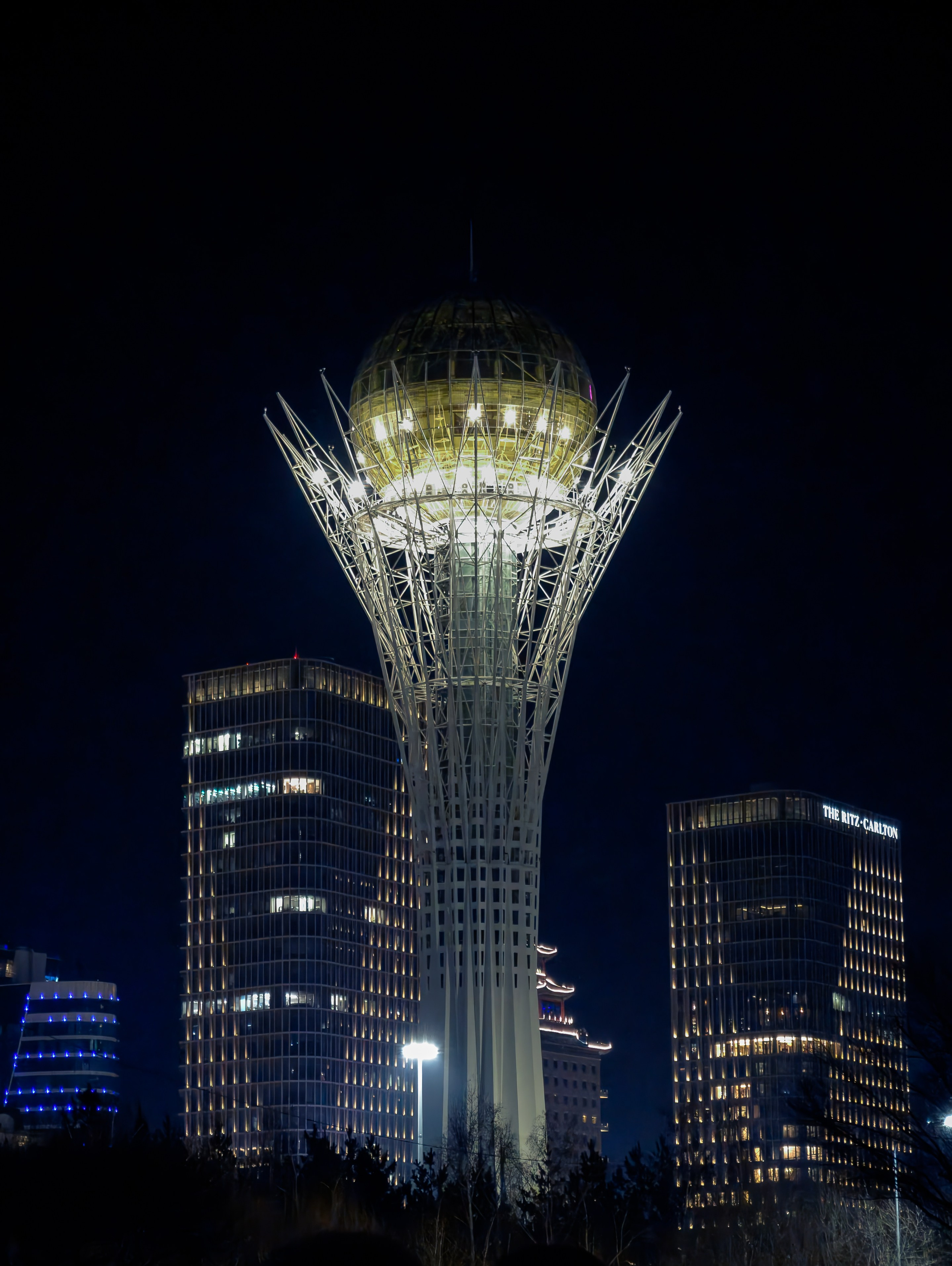 Байтерек ночью. Снято на смартфон XIaomi 17 Ultra