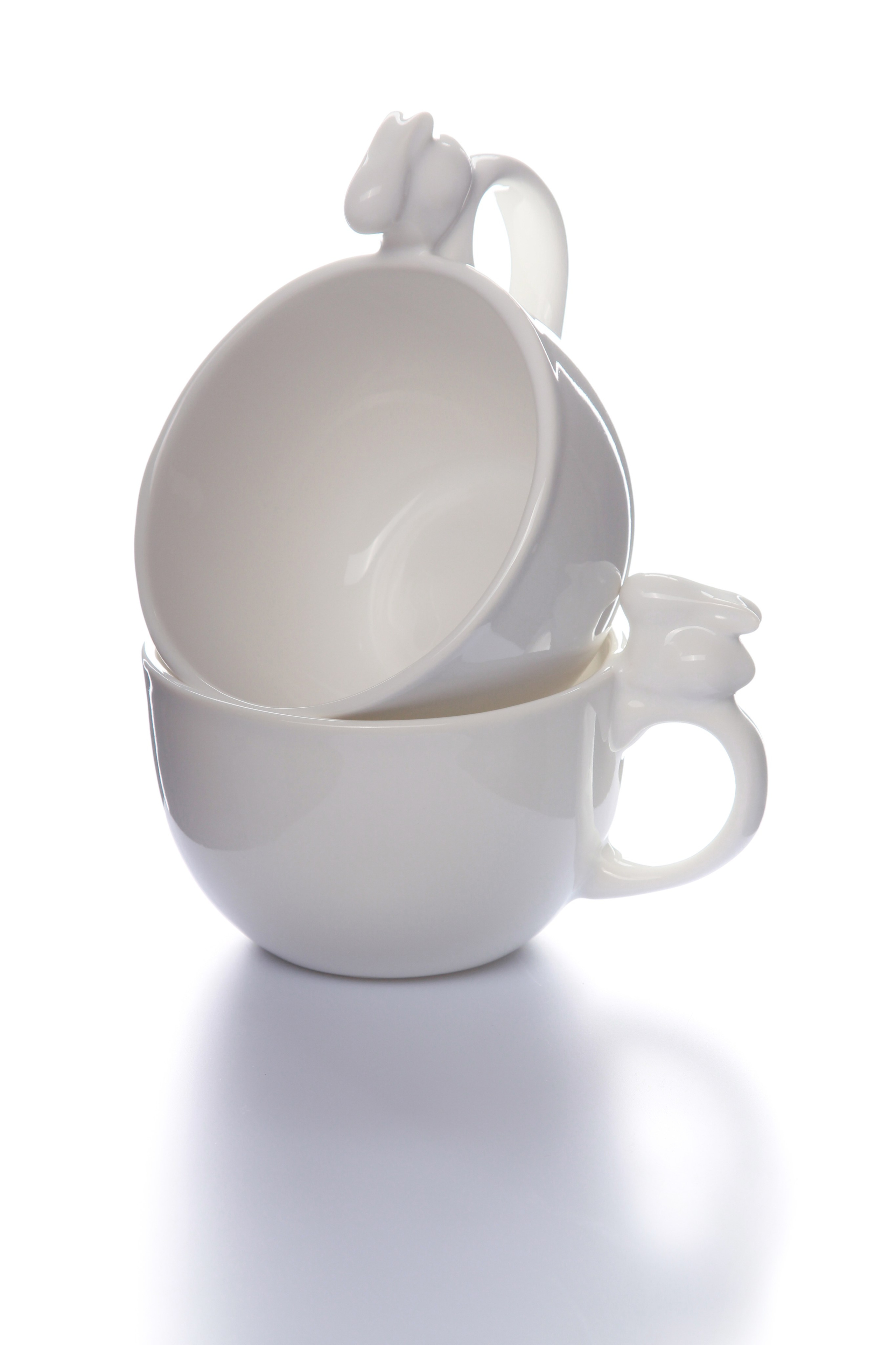 Фотография двух больших белых керамических чашек белом фоне для маркетплесов