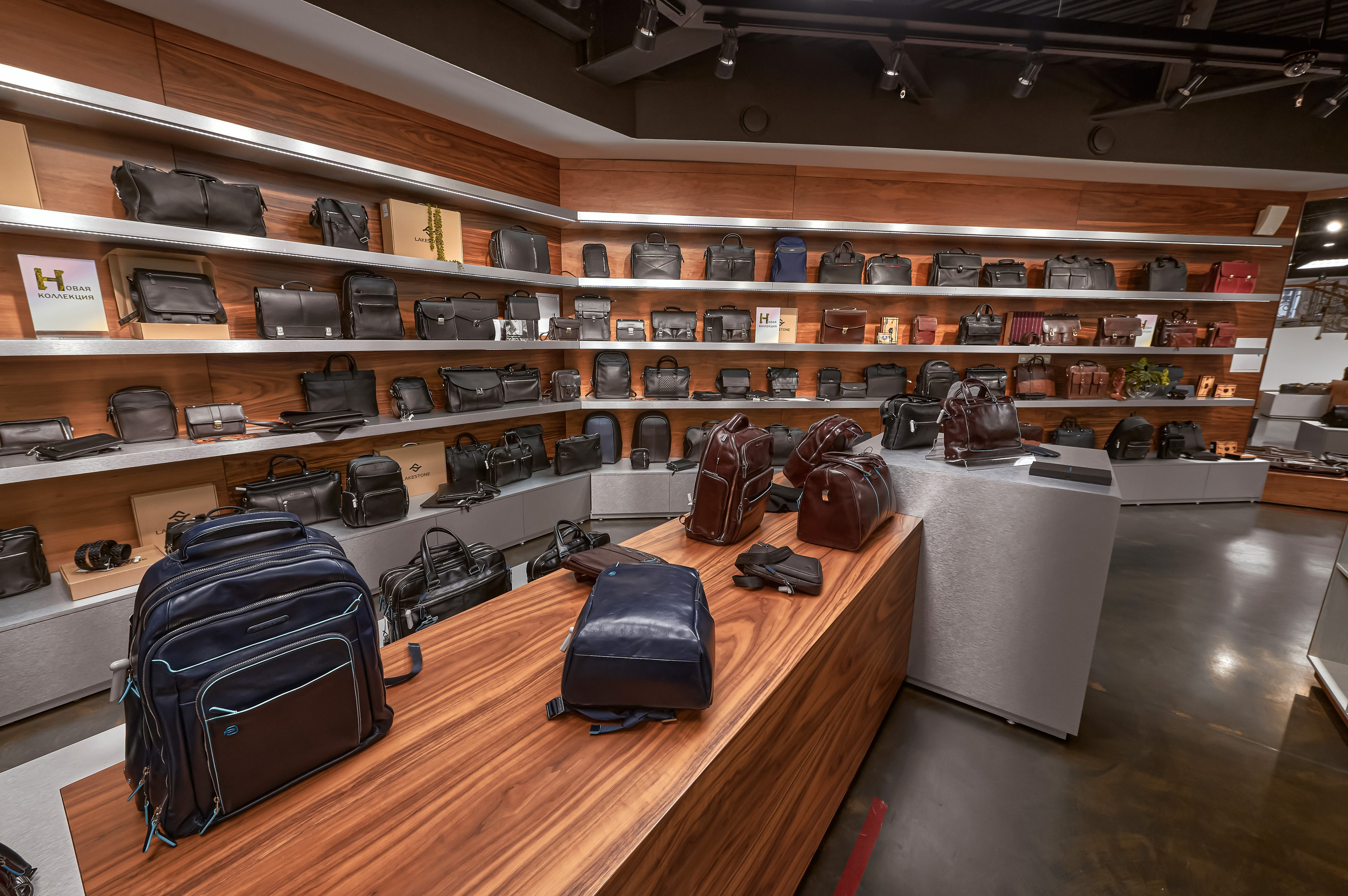 Портфолио по интерьерной и экстерьерной фотосъёмки: Мир сумок — Левый берег. Фотограф Яковлев Роман — Красноярск