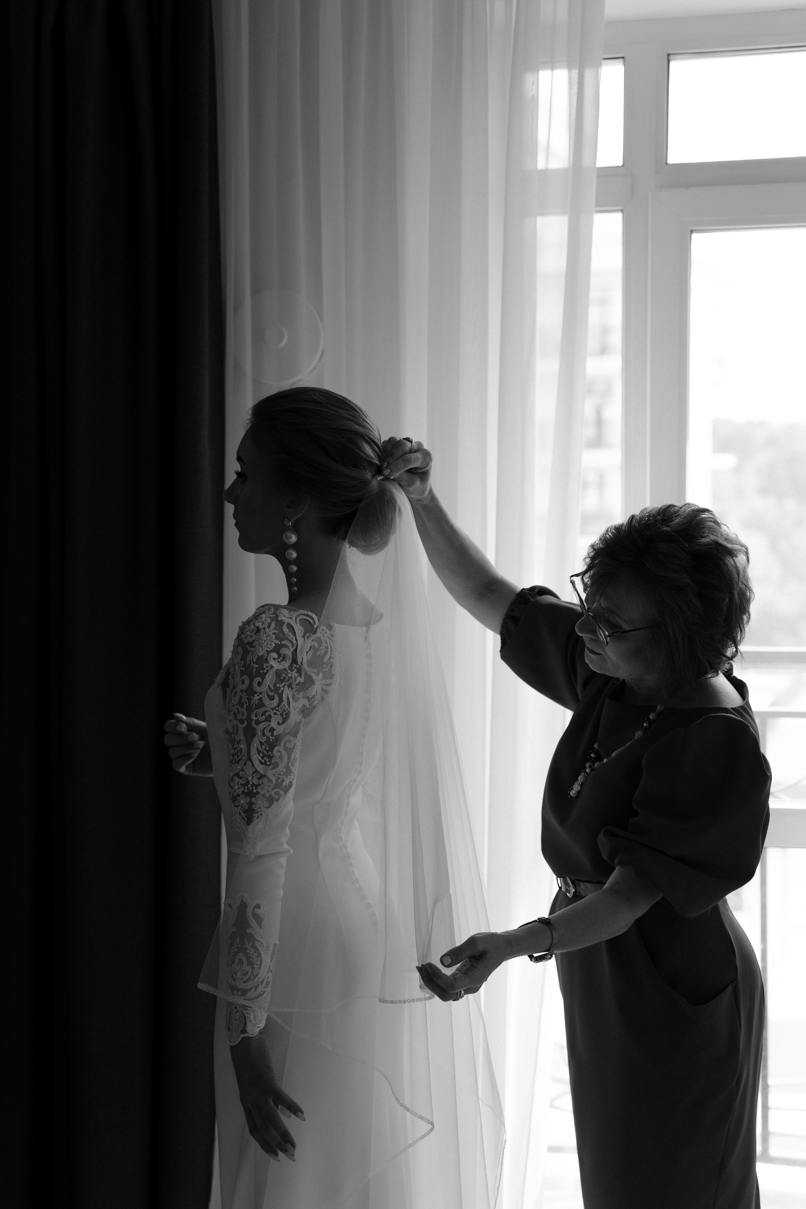 Мама надевает фату невесте съёмка в отеле