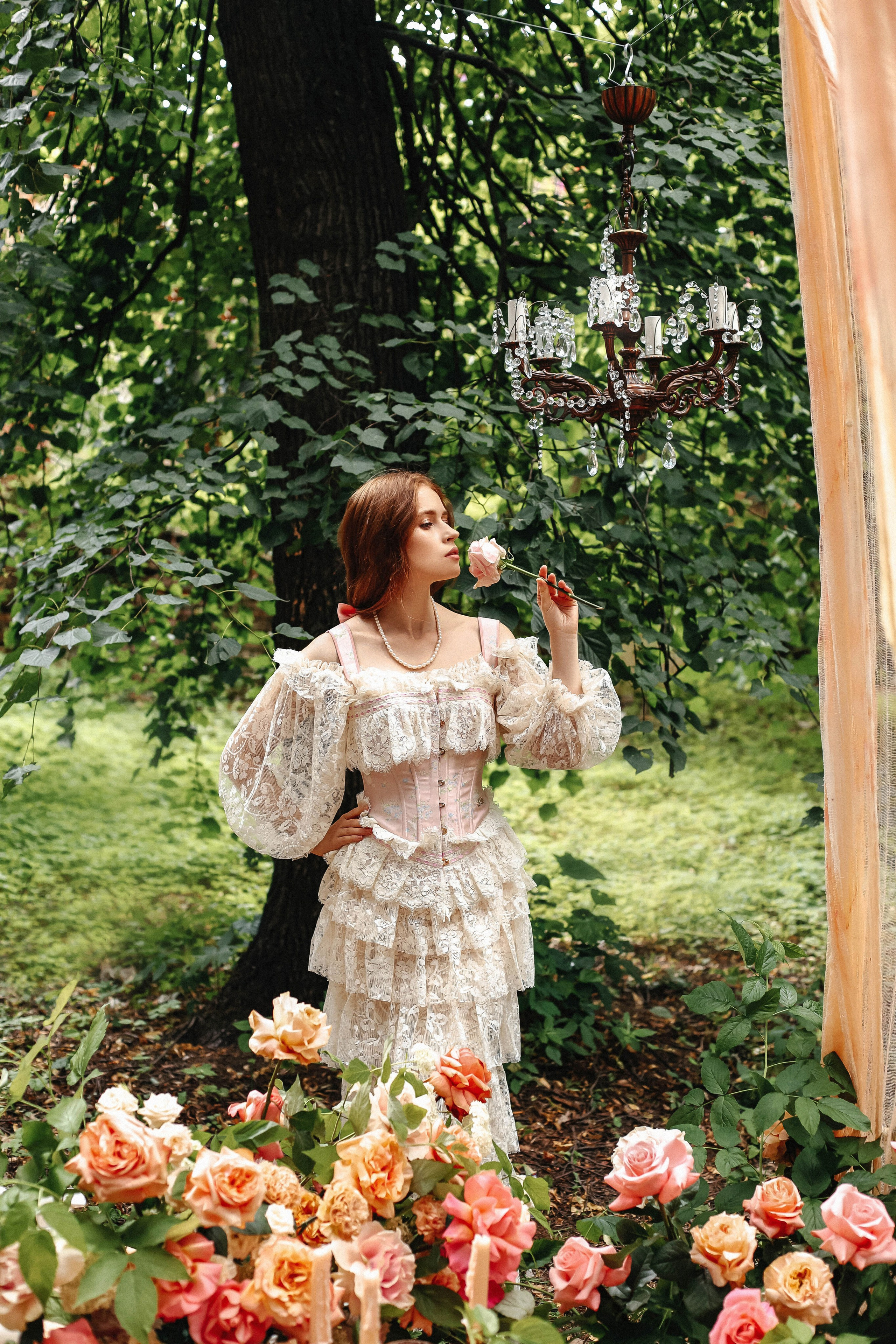 Женская фотосессия с живыми цветами в Москве. Свадебный и семейный фотограф в Москве