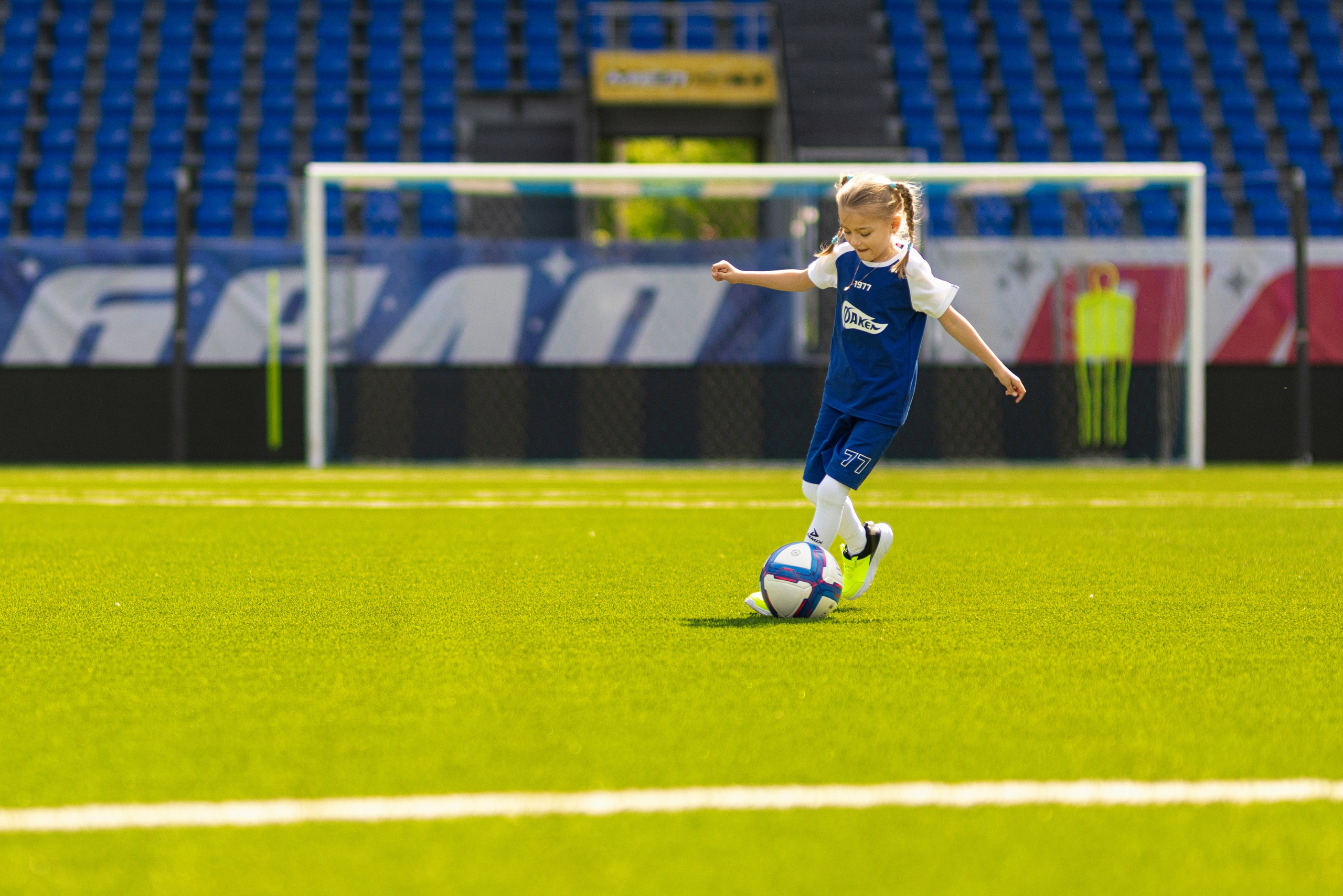 Детский портрет с Алисой на футбольном стадионе. Дмитрий Шульгин, портретный фотограф в Воронеже