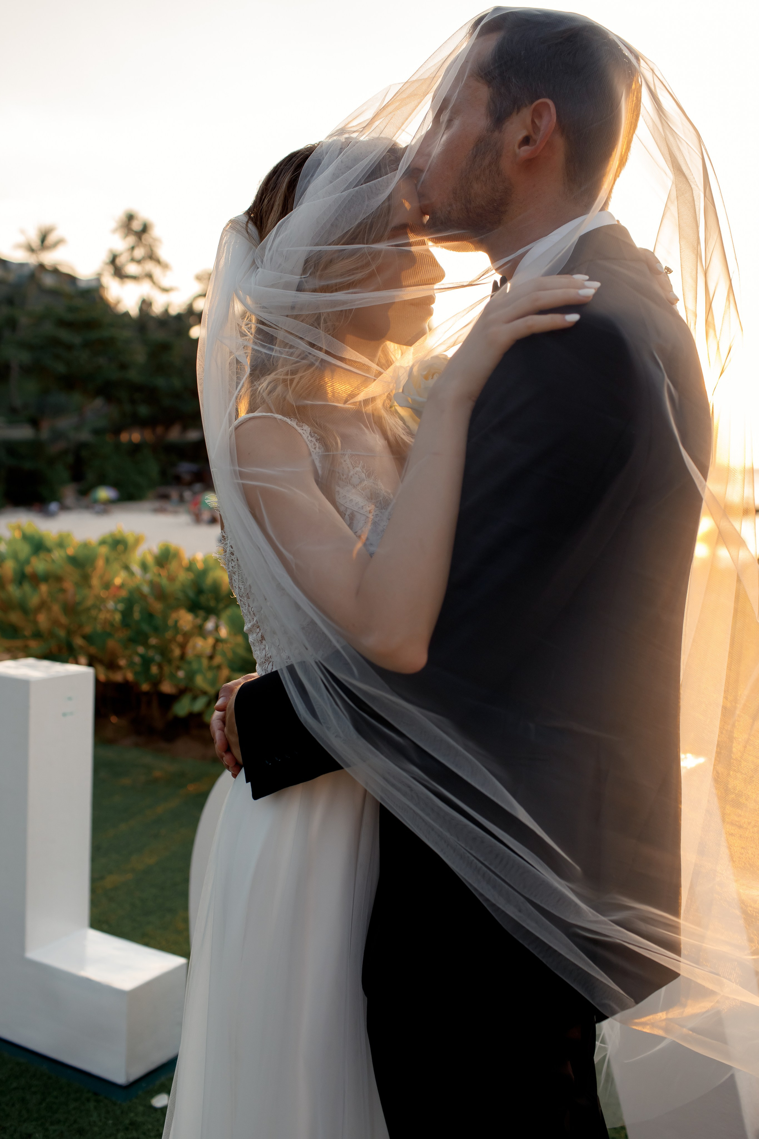 жених целует невесту в лоб