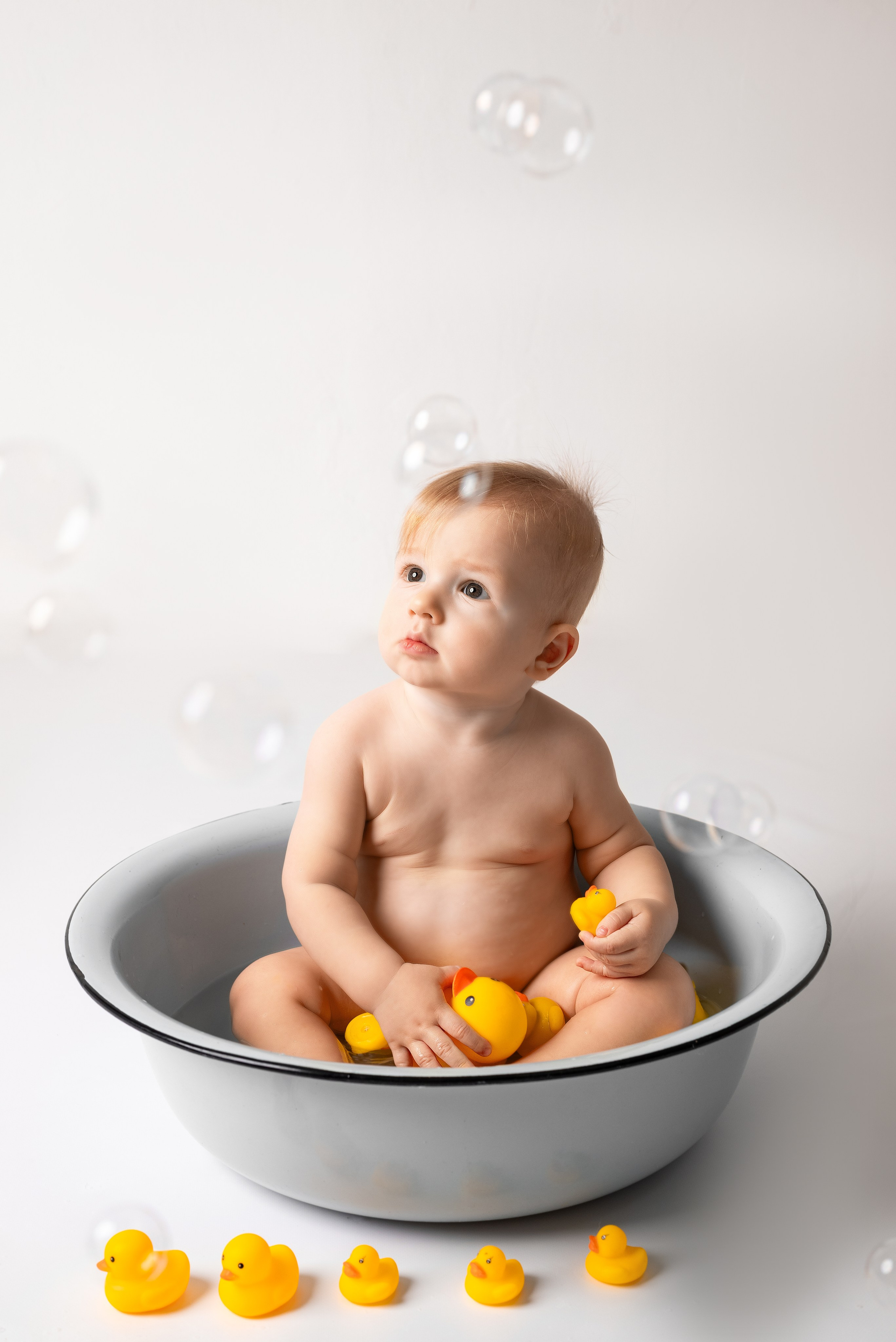 Фотосессия годовасия с купанием. Фотограф новорожденных в Норильске Виктория Шагалиева