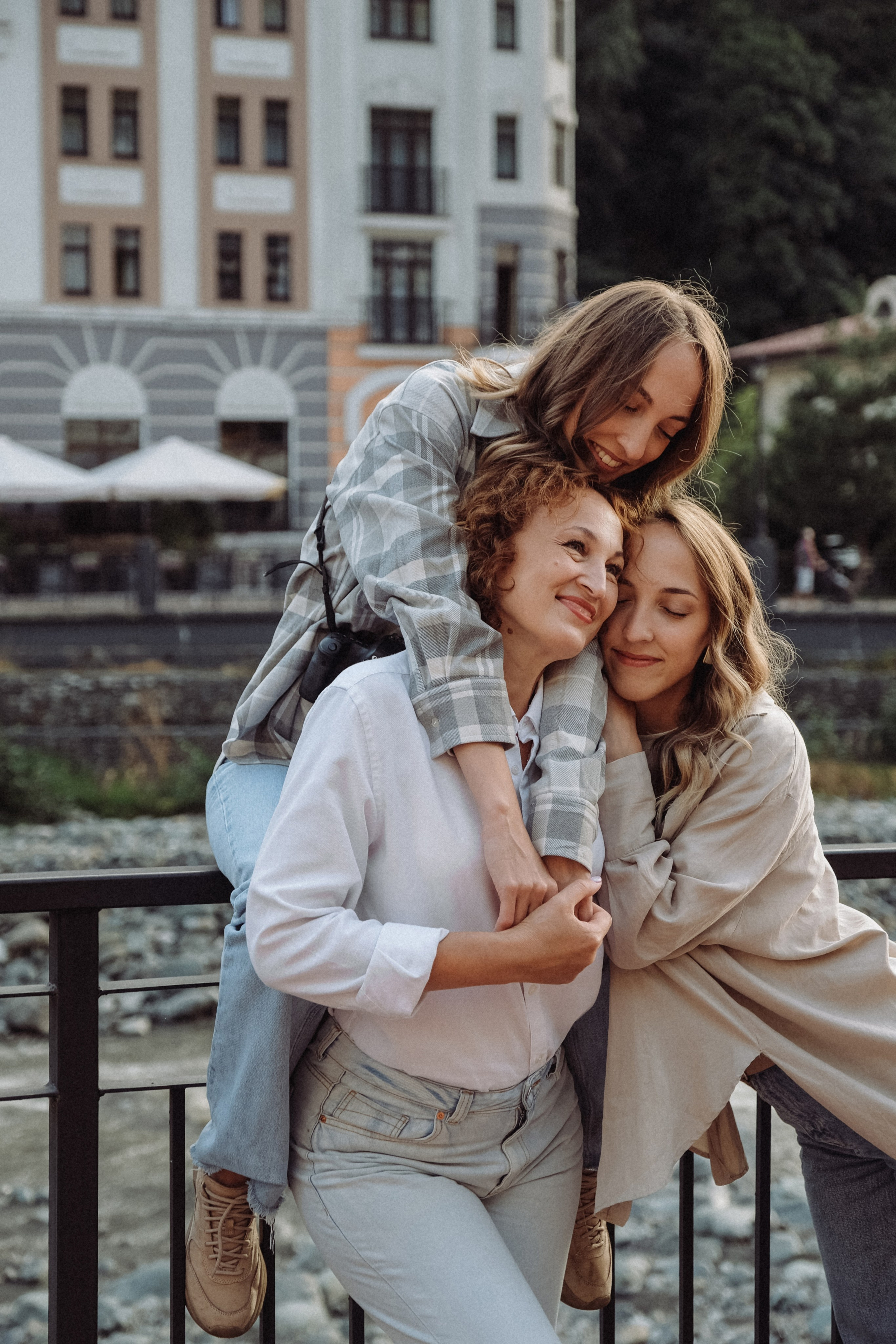 Ксюша и Алена с мамой. Семейный фотограф Москва