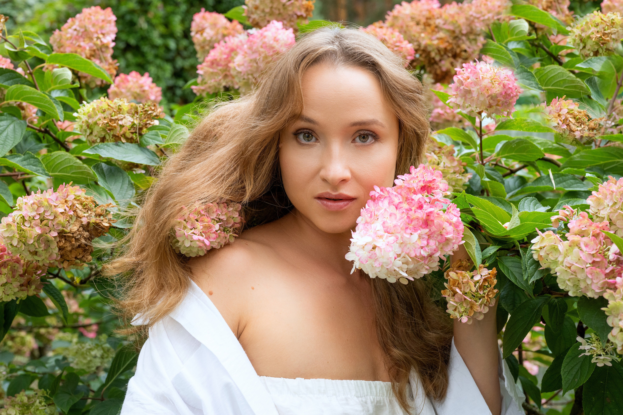 Фотосъёмка девушки на мосту в саду