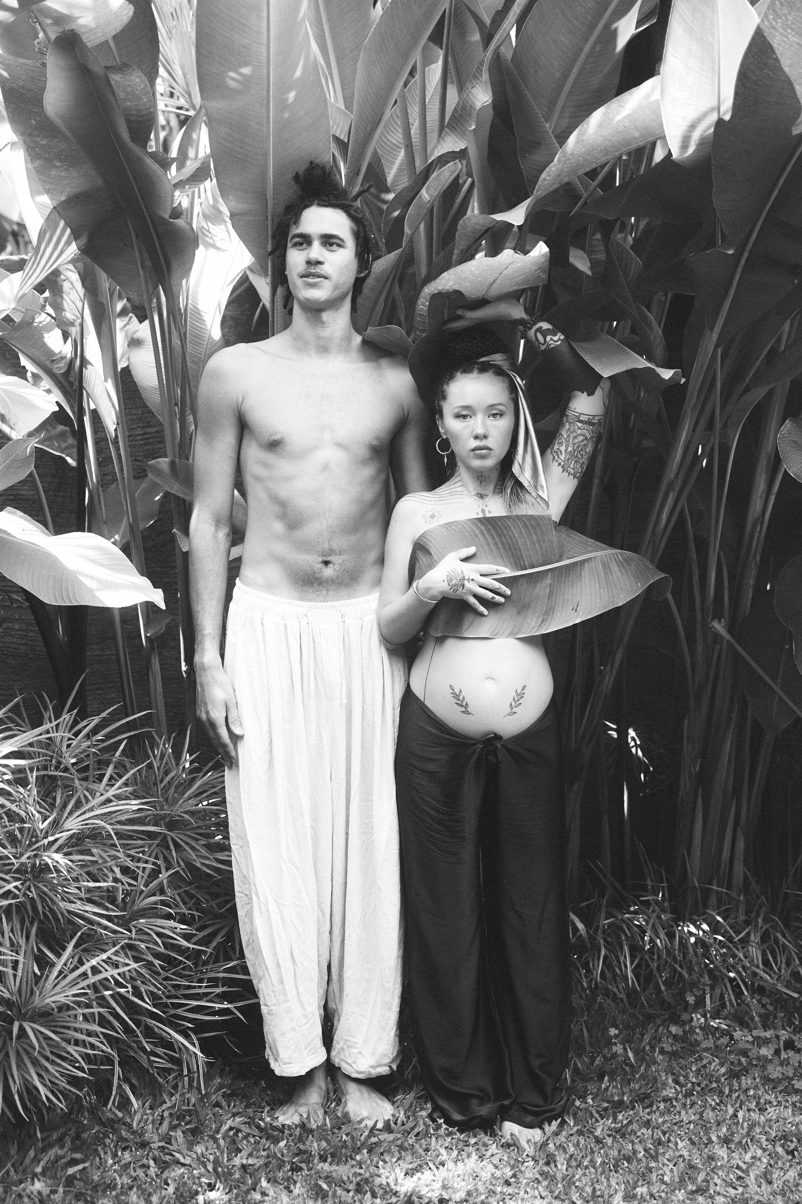 Eva Victoria and Arthur in villa garden. Главная