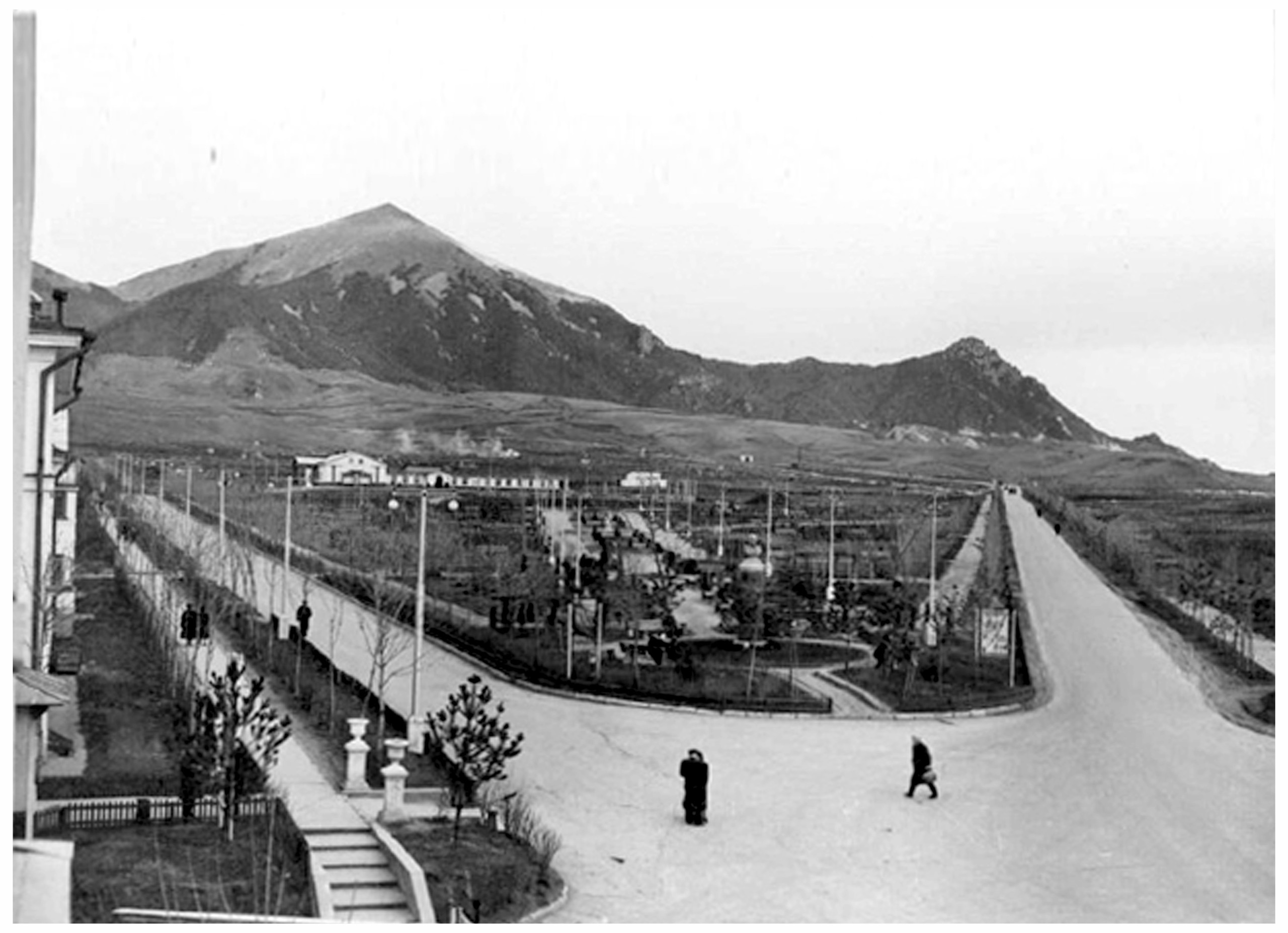 Лермонтовский сквер. Фотоальбом истории города Лермонтов