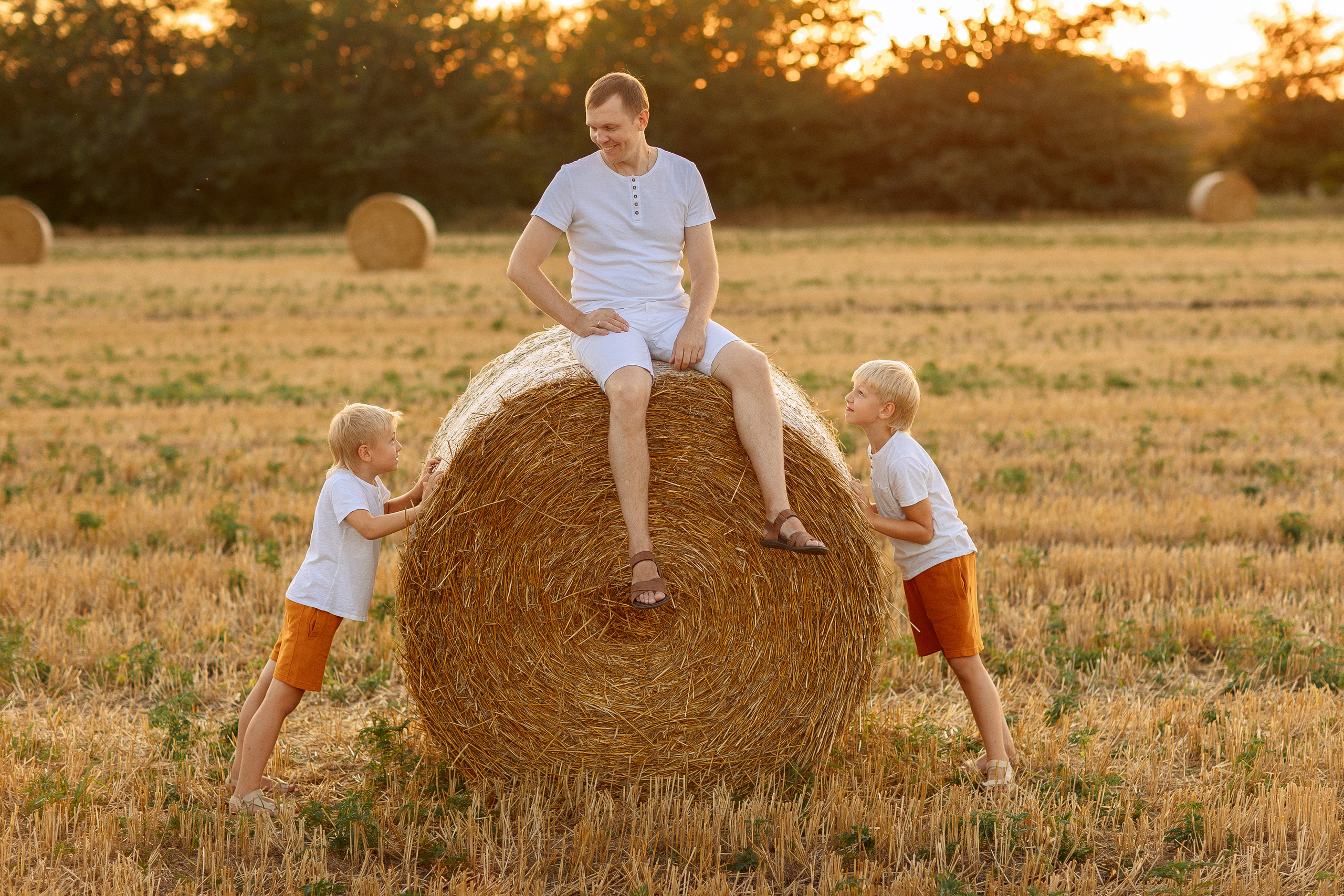 Фотосессия в поле со стогами сена в Краснодаре. Семейный и детский фотограф в Краснодаре Анна Трашкова