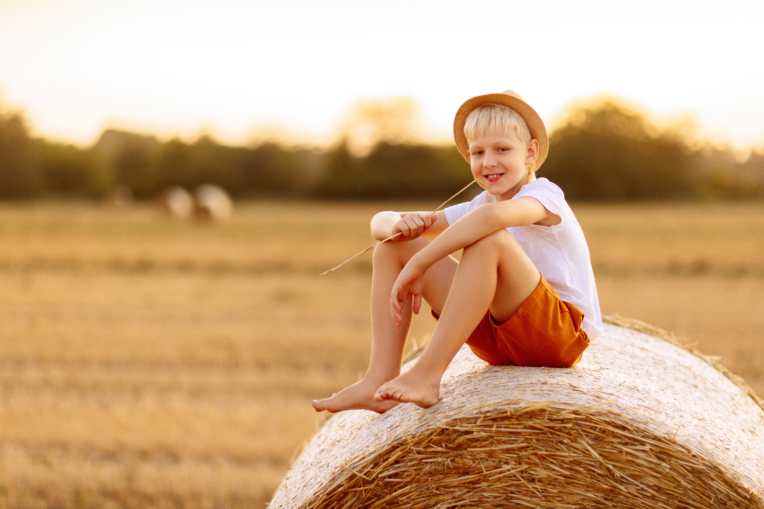 Фотосессия в поле со стогами сена в Краснодаре. Семейный и детский фотограф в Краснодаре Анна Трашкова
