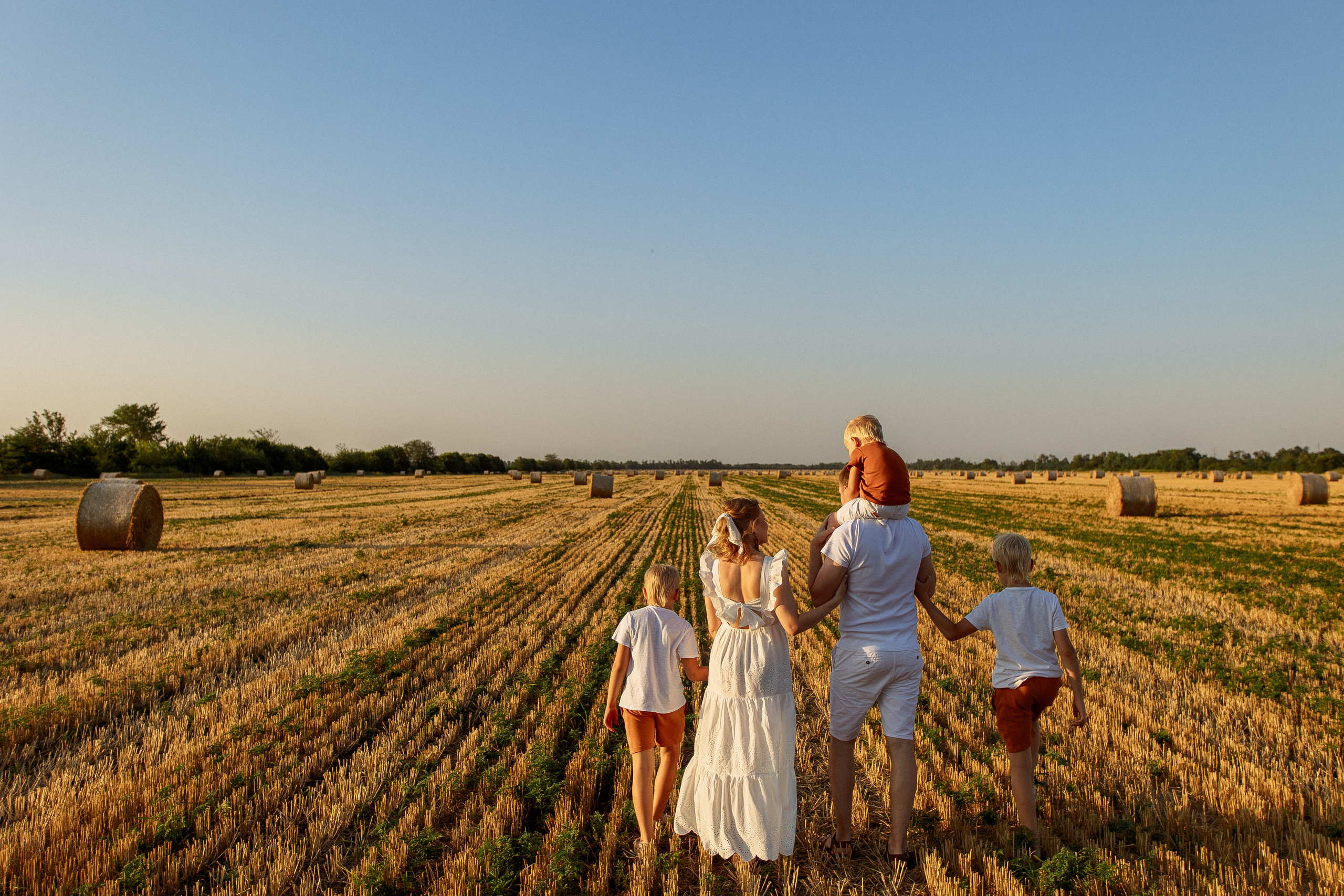 Фотосессия в поле со стогами сена в Краснодаре. Семейный и детский фотограф в Краснодаре Анна Трашкова