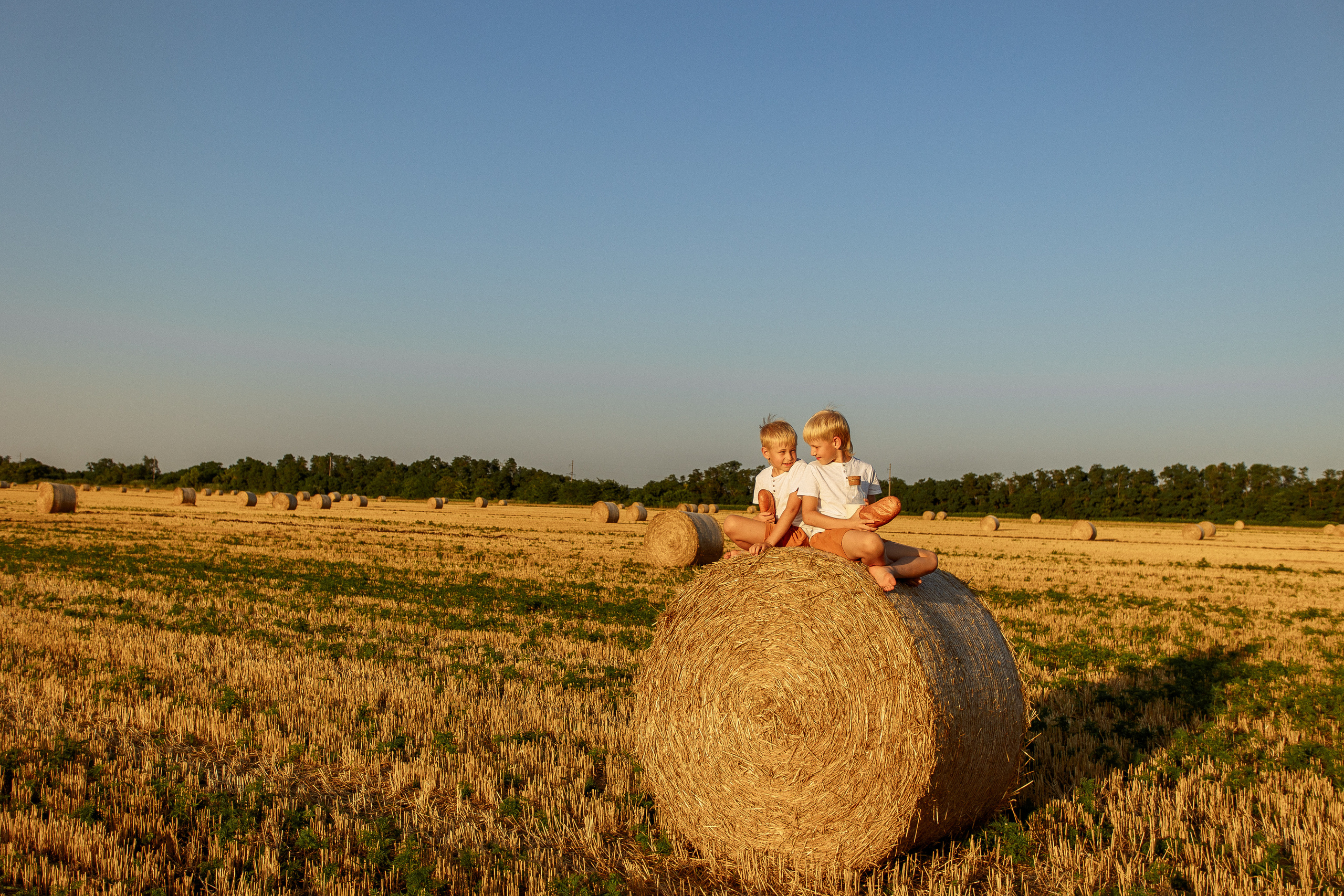 Фотосессия в поле со стогами сена в Краснодаре. Семейный и детский фотограф в Краснодаре Анна Трашкова
