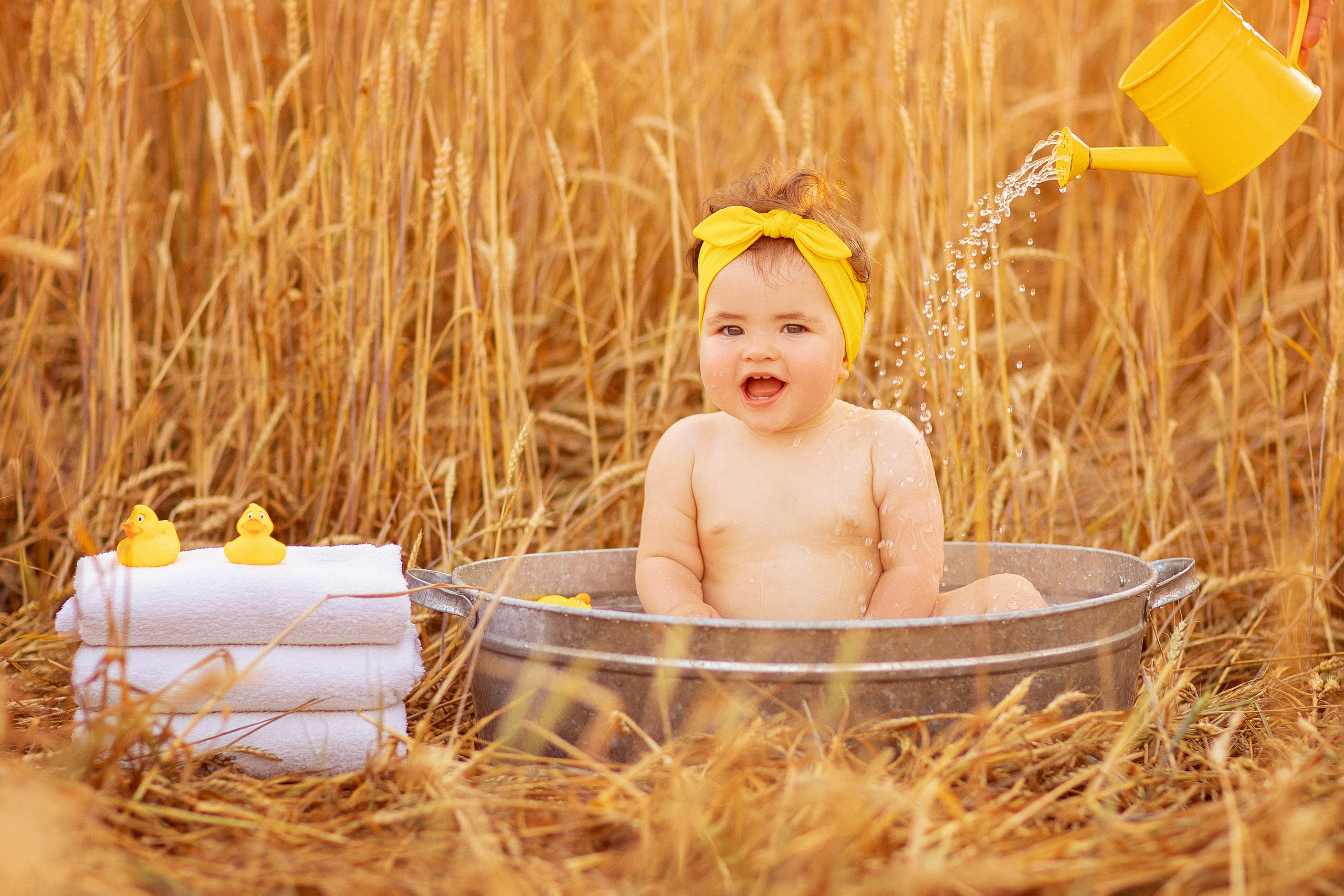 Купание в пшеничном поле. Семейный и детский фотограф в Краснодаре Анна Трашкова