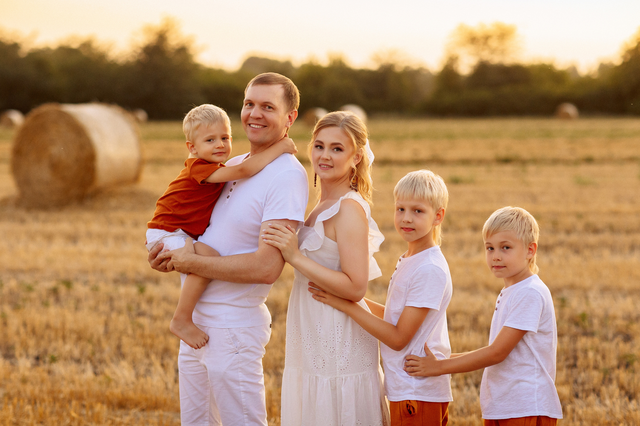 Фотосессия в поле со стогами сена в Краснодаре. Семейный и детский фотограф в Краснодаре Анна Трашкова