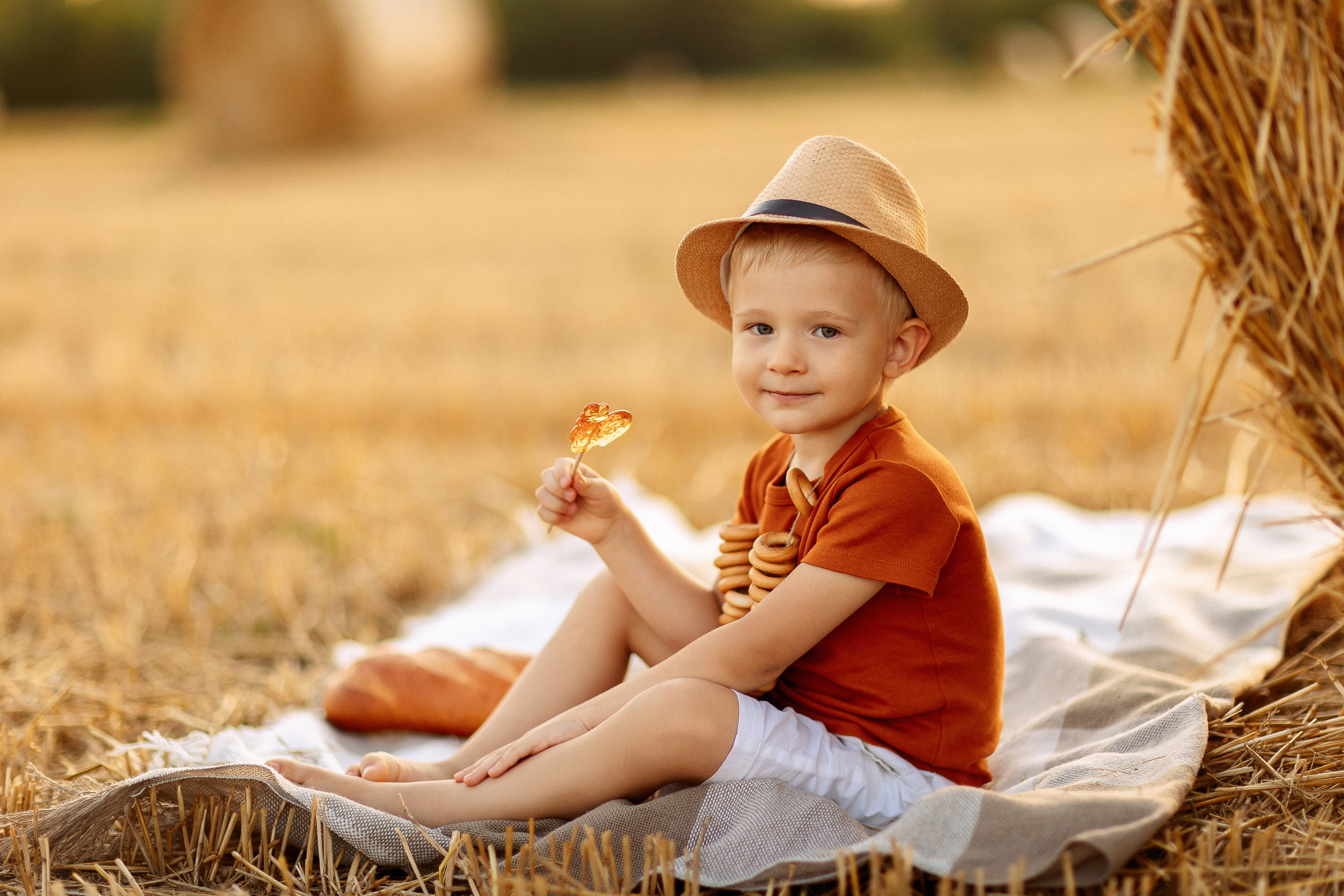 Фотосессия в поле со стогами сена в Краснодаре. Семейный и детский фотограф в Краснодаре Анна Трашкова