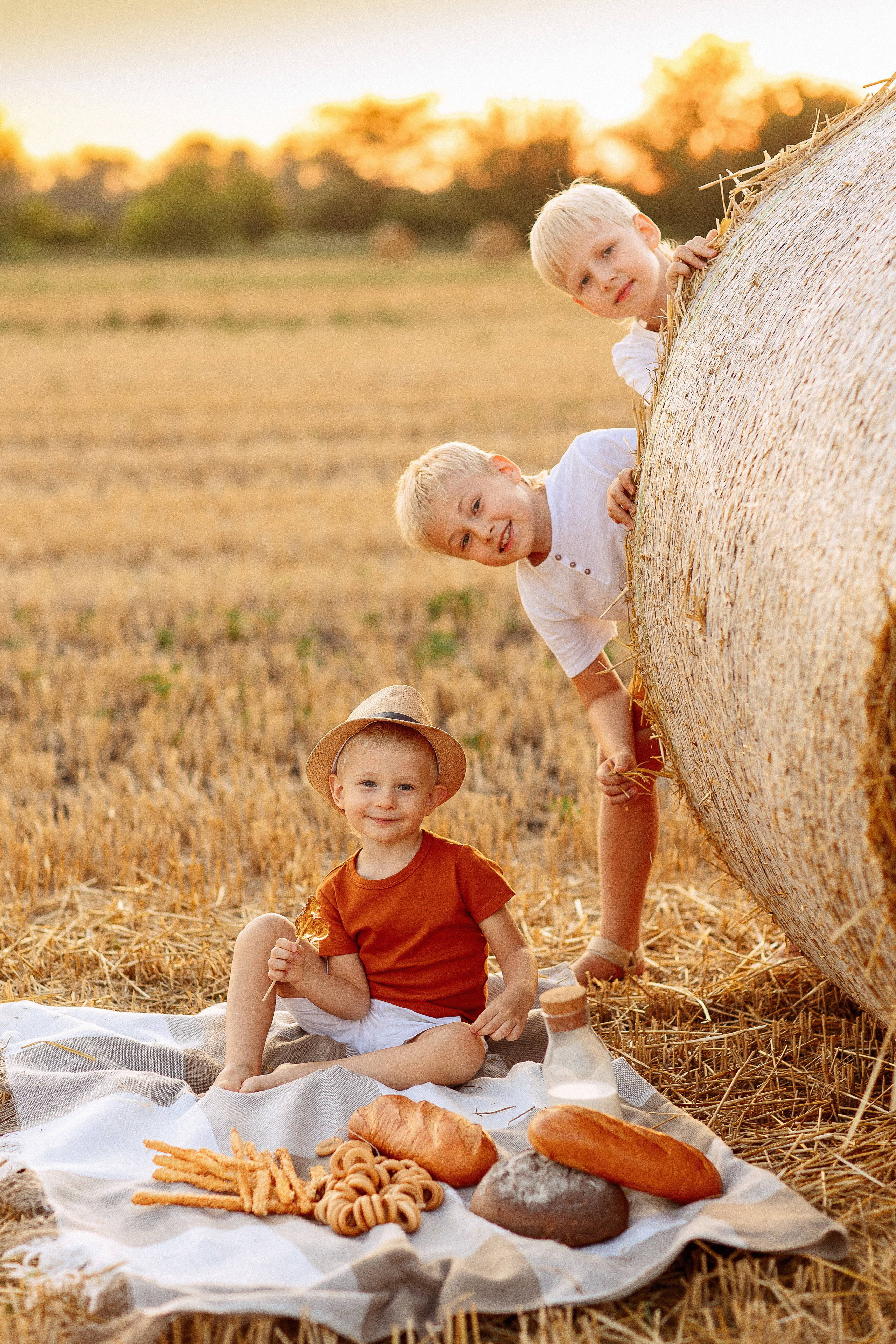 Фотосессия в поле со стогами сена в Краснодаре. Семейный и детский фотограф в Краснодаре Анна Трашкова