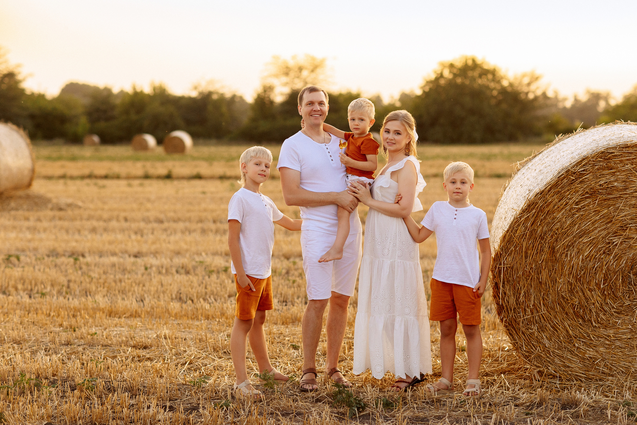 Фотосессия в поле со стогами сена в Краснодаре. Семейный и детский фотограф в Краснодаре Анна Трашкова