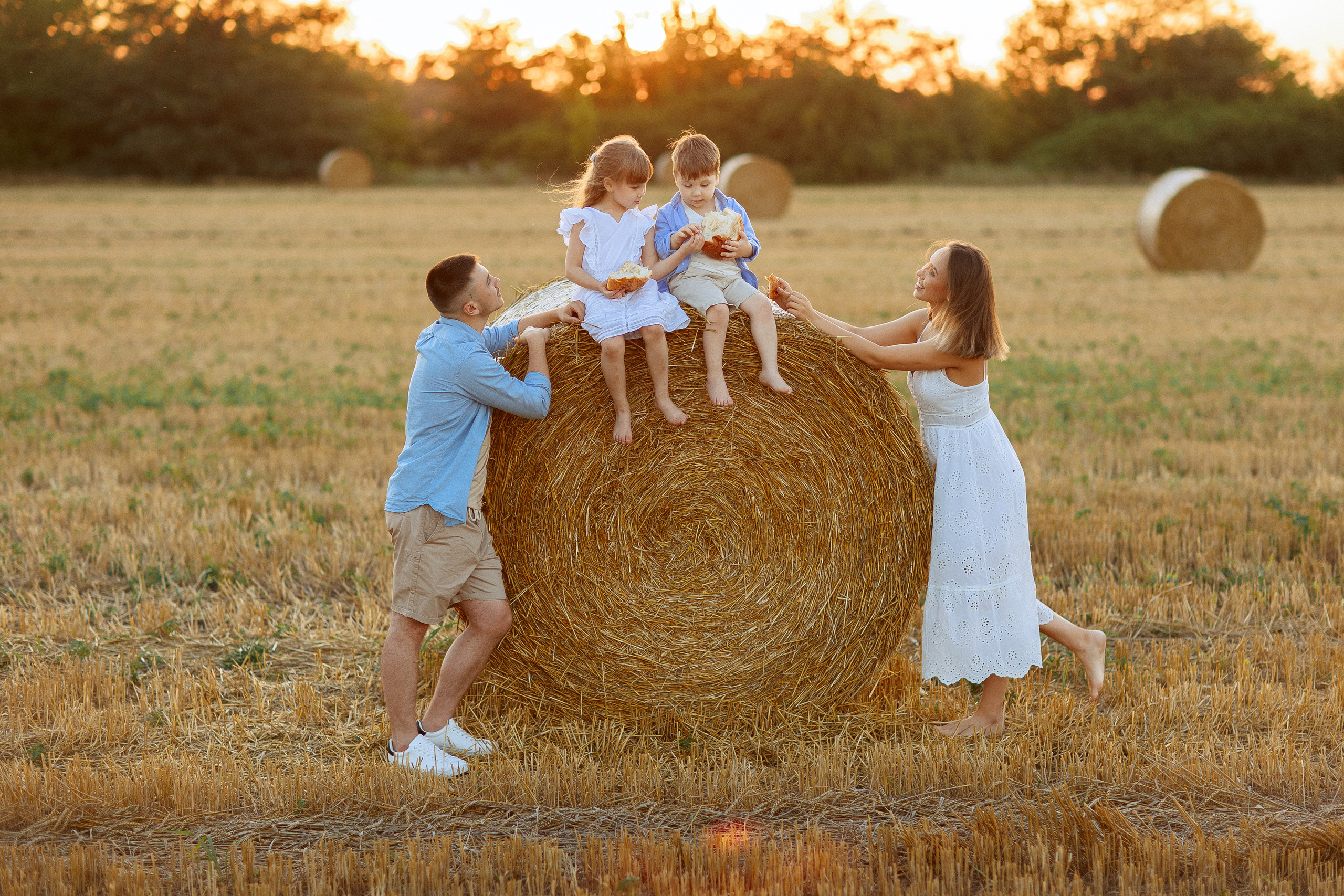 Фотосессия в поле со стогами сена в Краснодаре. Семейный и детский фотограф в Краснодаре Анна Трашкова