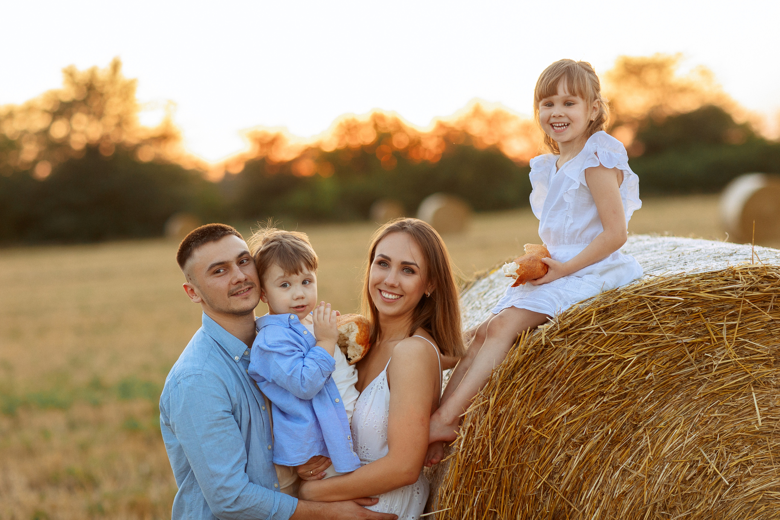 Фотосессия в поле со стогами сена в Краснодаре. Семейный и детский фотограф в Краснодаре Анна Трашкова