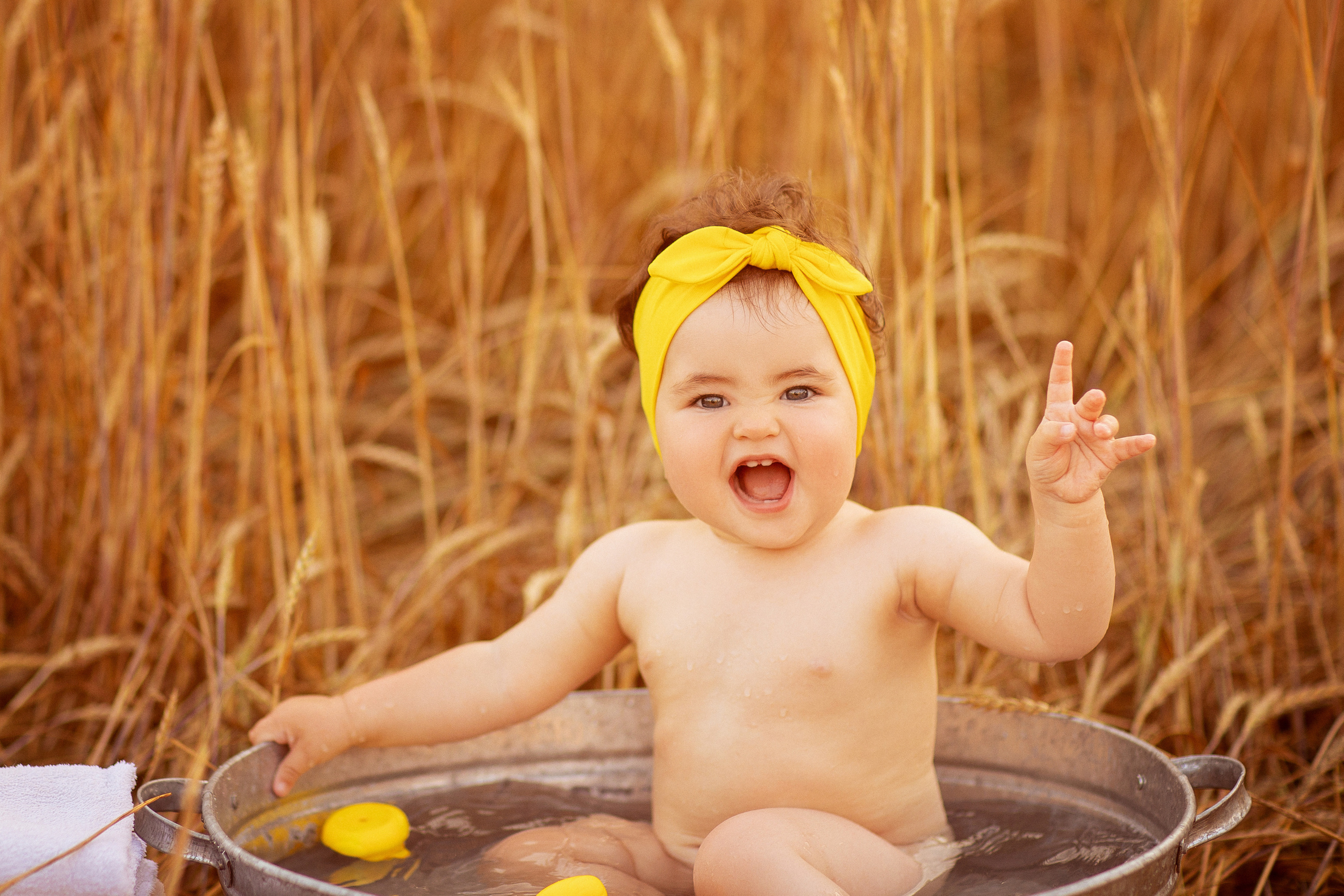 Купание в пшеничном поле. Семейный и детский фотограф в Краснодаре Анна Трашкова
