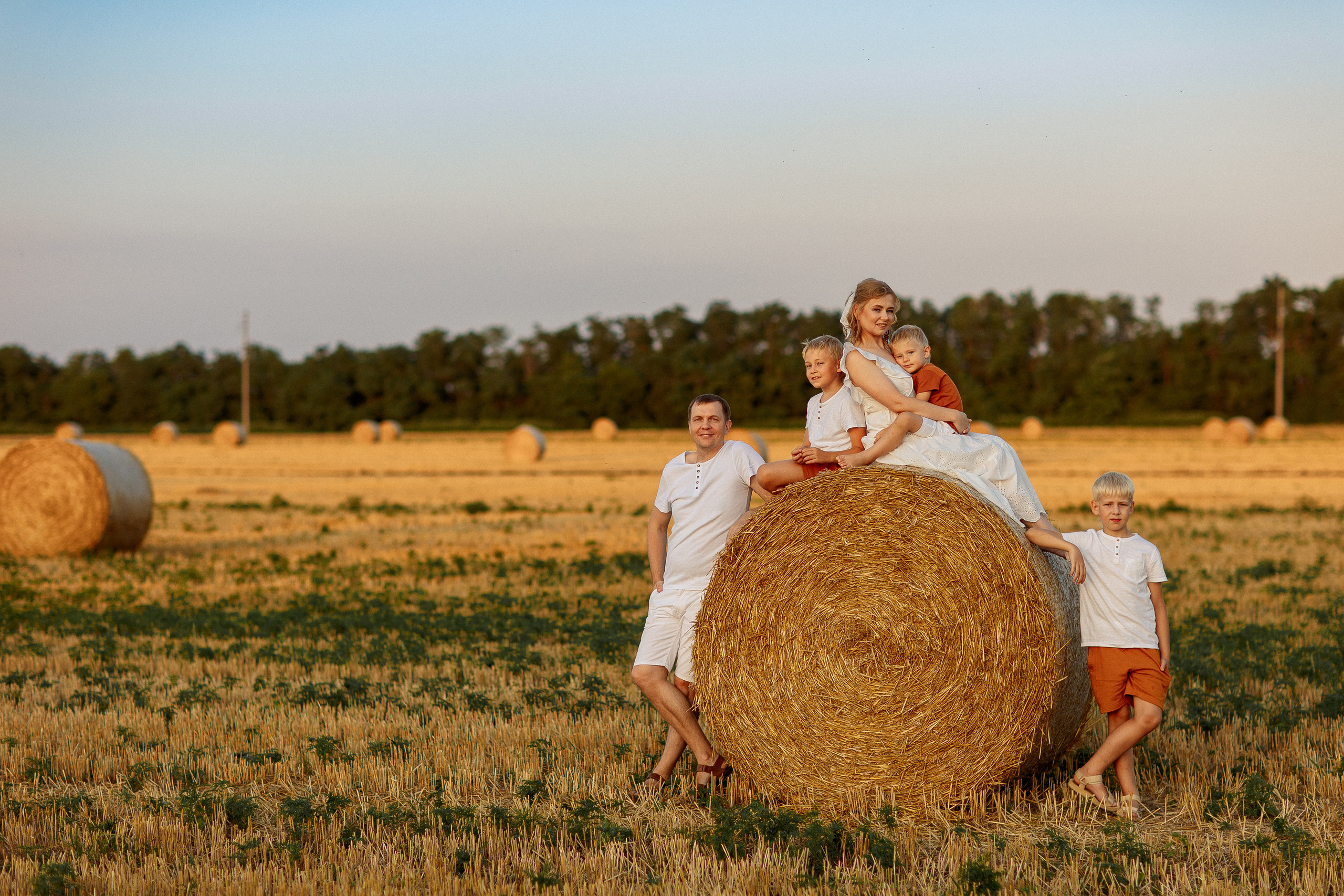 Фотосессия в поле со стогами сена в Краснодаре. Семейный и детский фотограф в Краснодаре Анна Трашкова