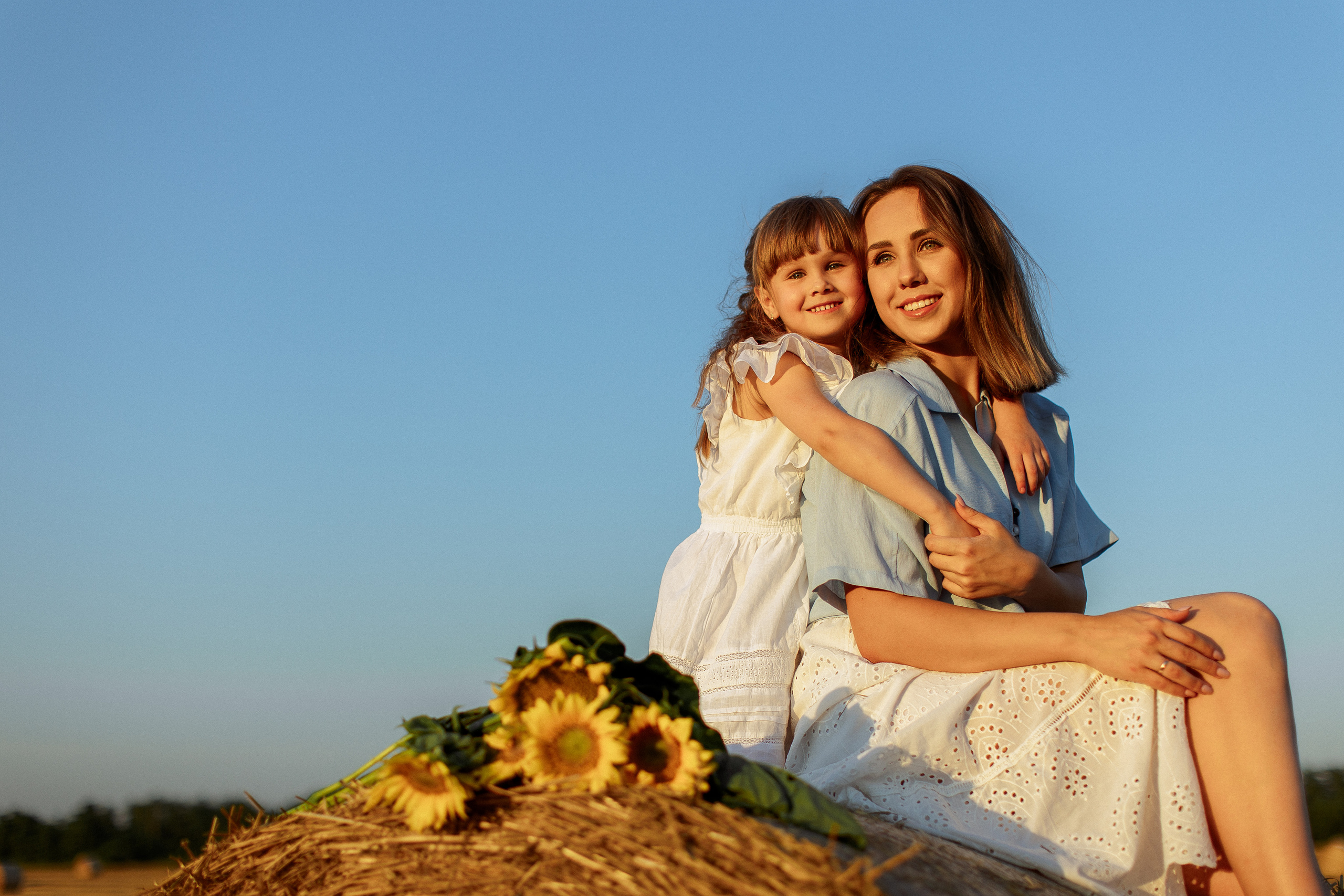Фотосессия в поле со стогами сена в Краснодаре. Семейный и детский фотограф в Краснодаре Анна Трашкова