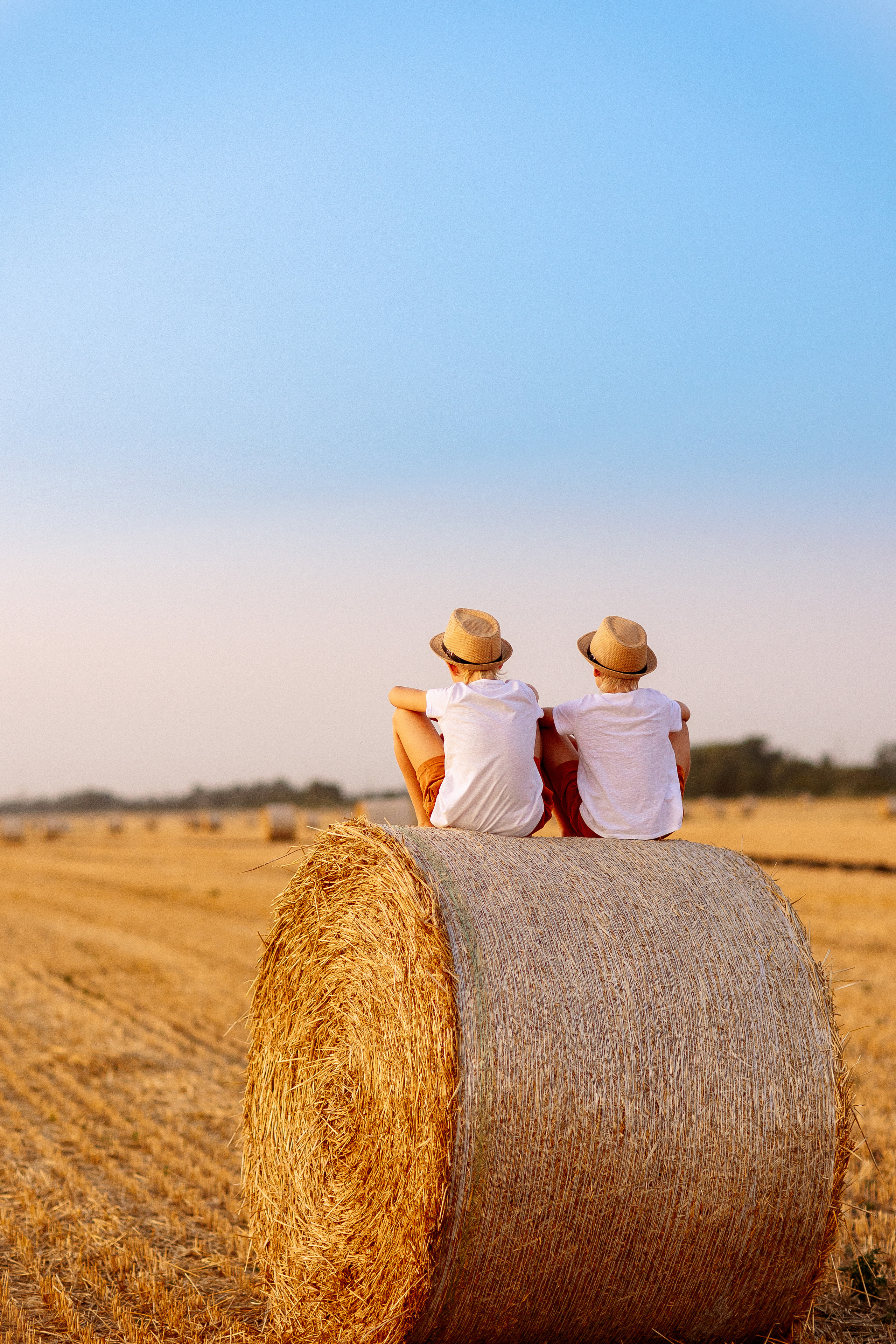Фотосессия в поле со стогами сена в Краснодаре. Семейный и детский фотограф в Краснодаре Анна Трашкова
