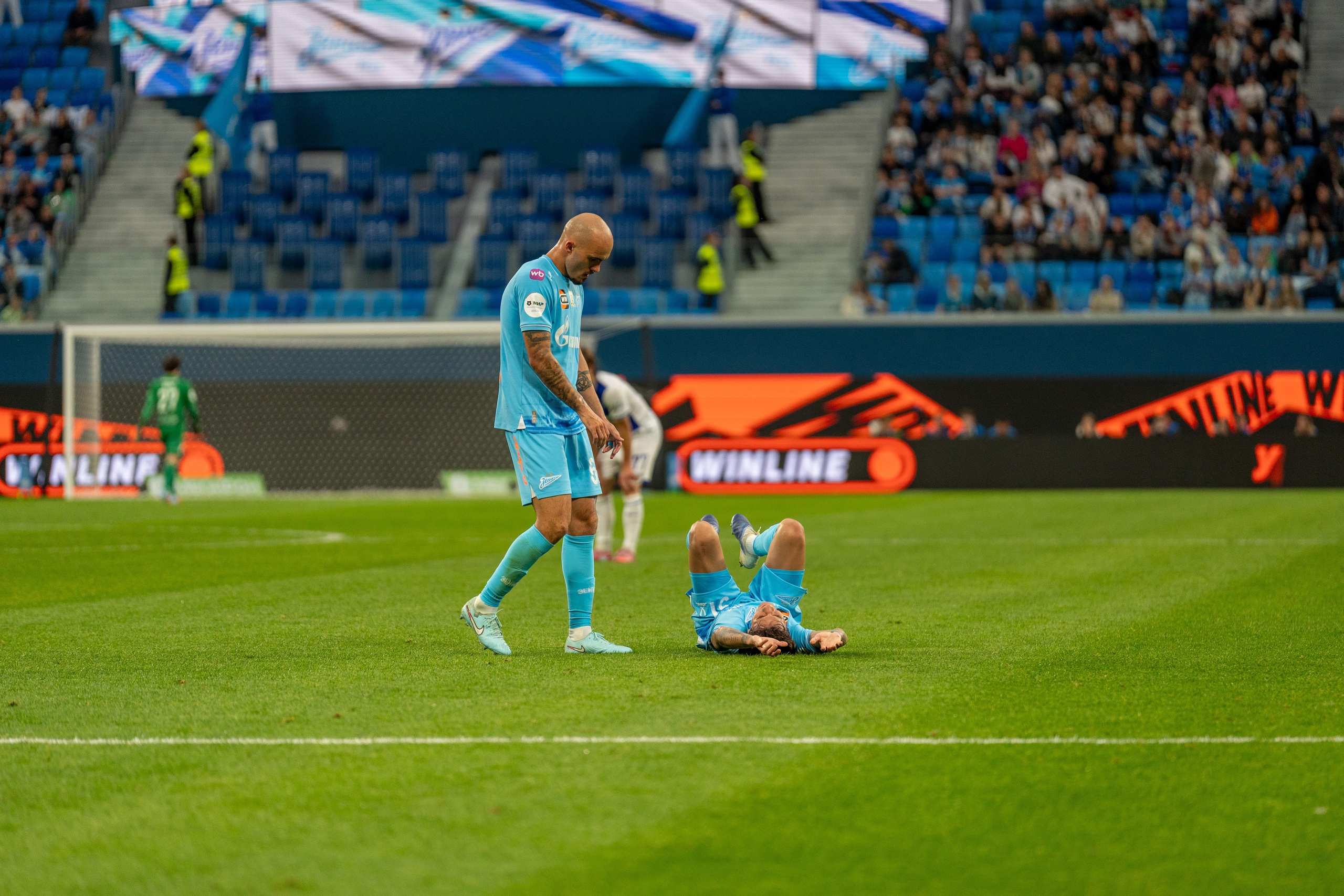 Падение игрока Зенита на Газпром Арене, спортивный фотограф Санкт-Петербург