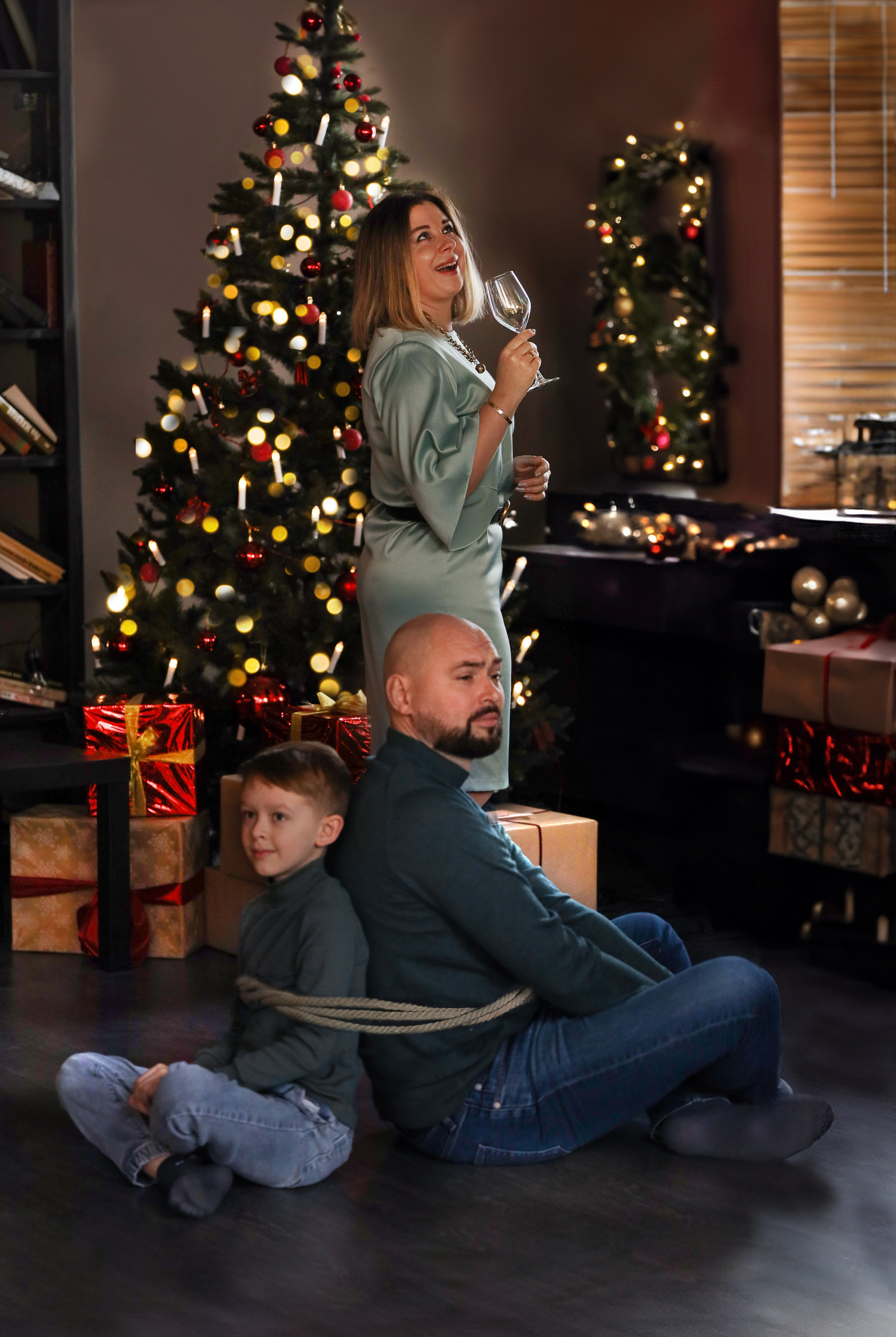 новогодняя фотосессия в студии семья папа мама ребенок