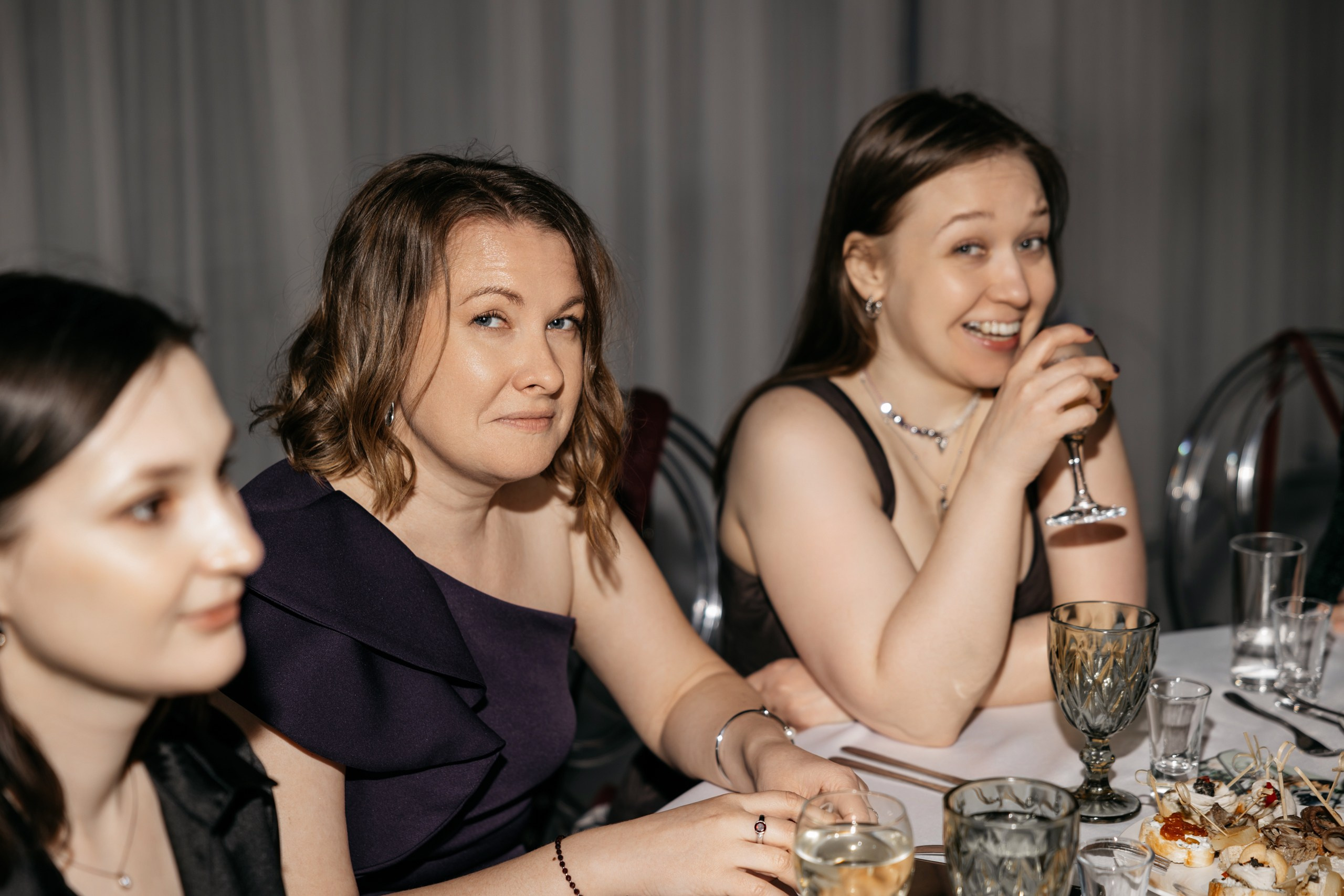 Свадебная фотосессия банкета. Свадебный и Семейный Фотограф в Гатчине и Санкт-Петербурге Виктория