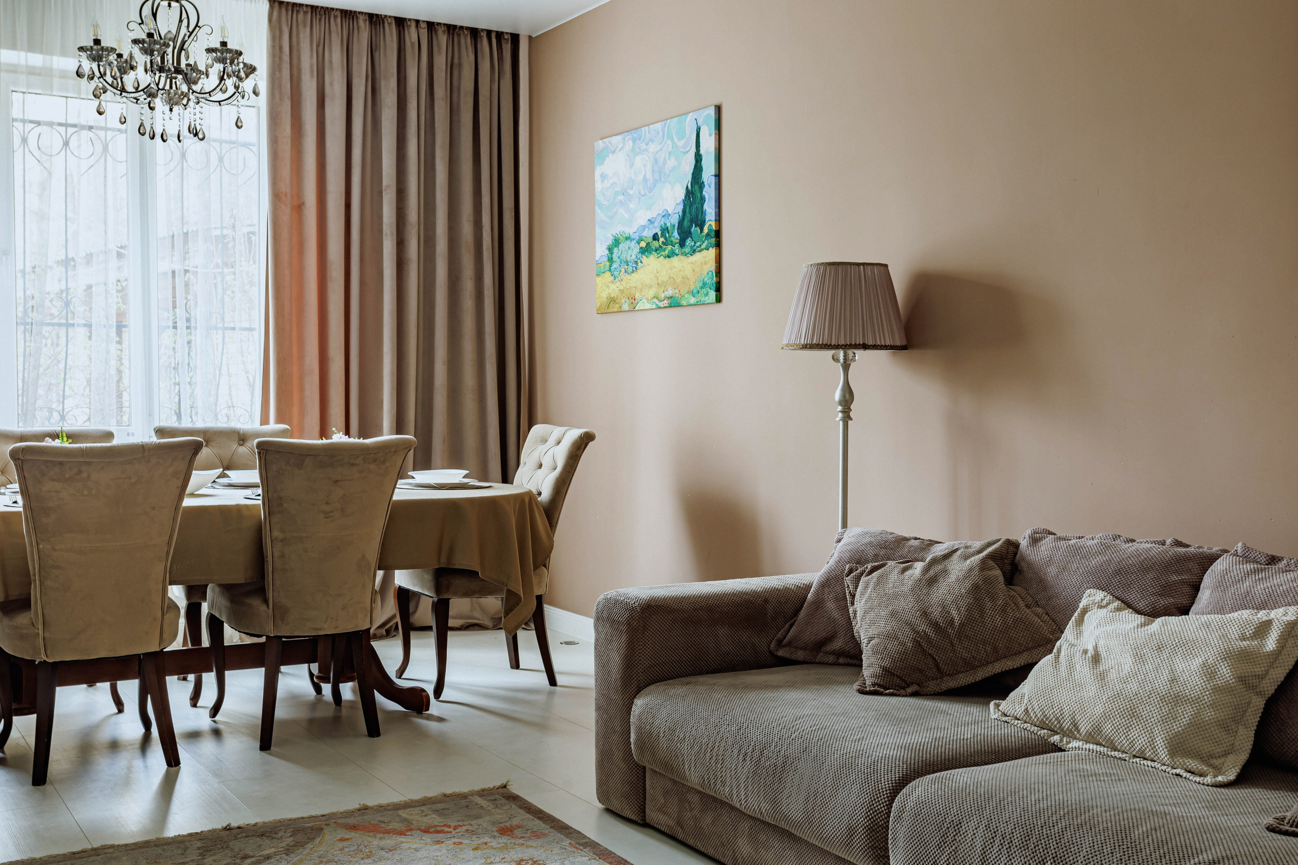 Качество изображений: Профессиональные фотографии отличаются высоким качеством — четкостью, правильной цветопередачей и хорошим освещением. Это создаст у арендаторов ощущение надежности и уюта.