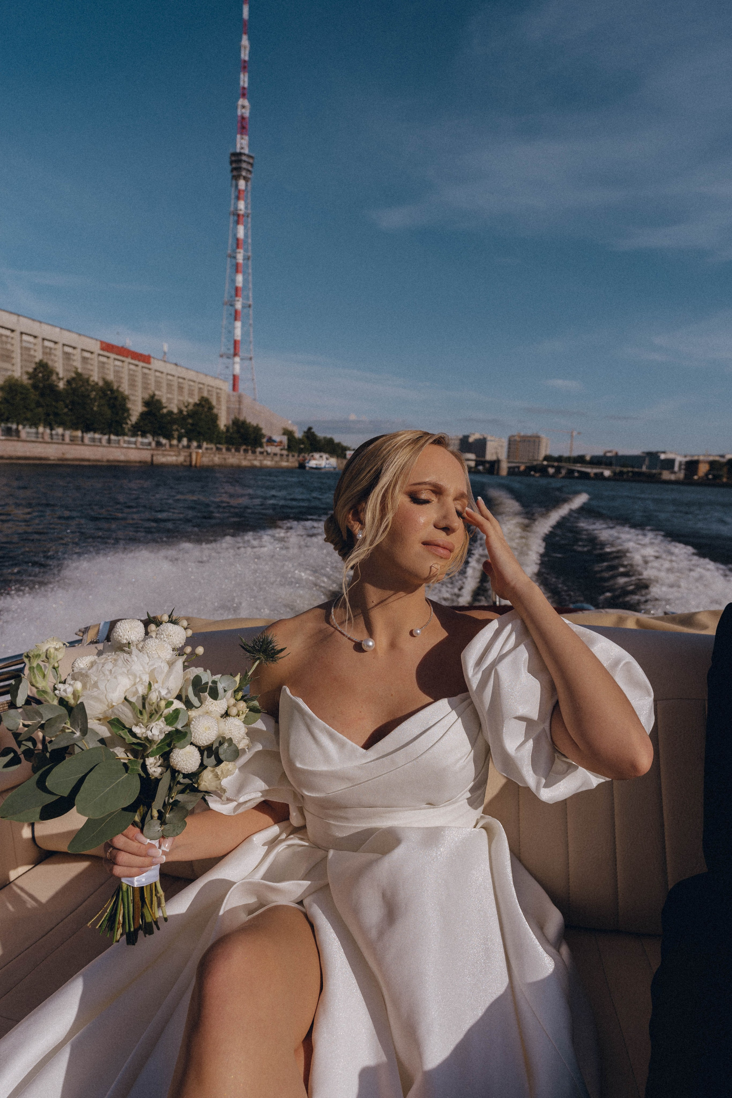 СВАДЕНБНАЯ СЬЕМКА НА КАТЕРЕ ПО КАНАЛАМ САНКТ-ПЕТЕРБУРГА И В АКВАТОРИИ НЕВЫ. Профессиональный фотограф, Санкт-Петербург — Виктория Богомолова