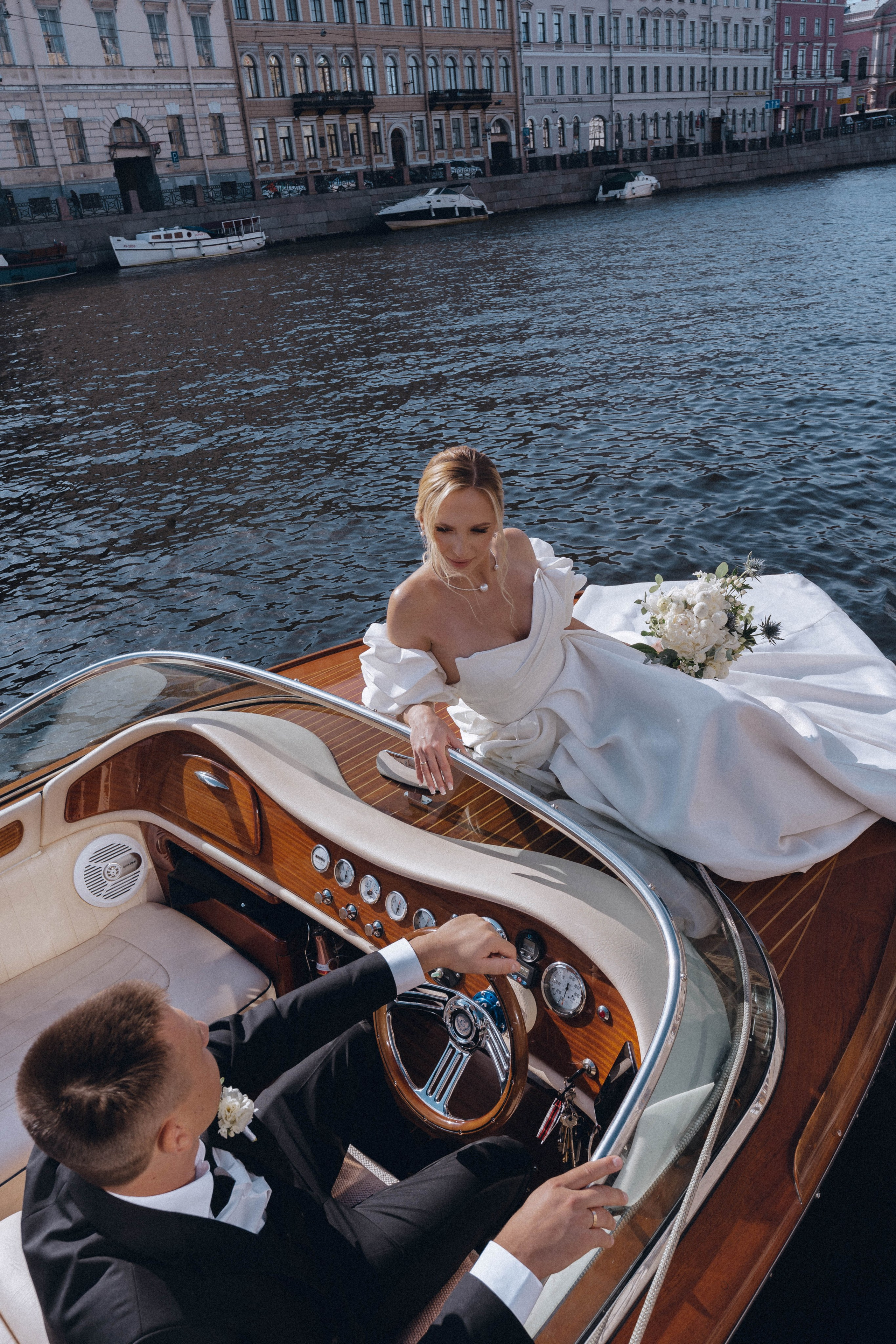 СВАДЕНБНАЯ СЬЕМКА НА КАТЕРЕ ПО КАНАЛАМ САНКТ-ПЕТЕРБУРГА И В АКВАТОРИИ НЕВЫ. Профессиональный фотограф, Санкт-Петербург — Виктория Богомолова