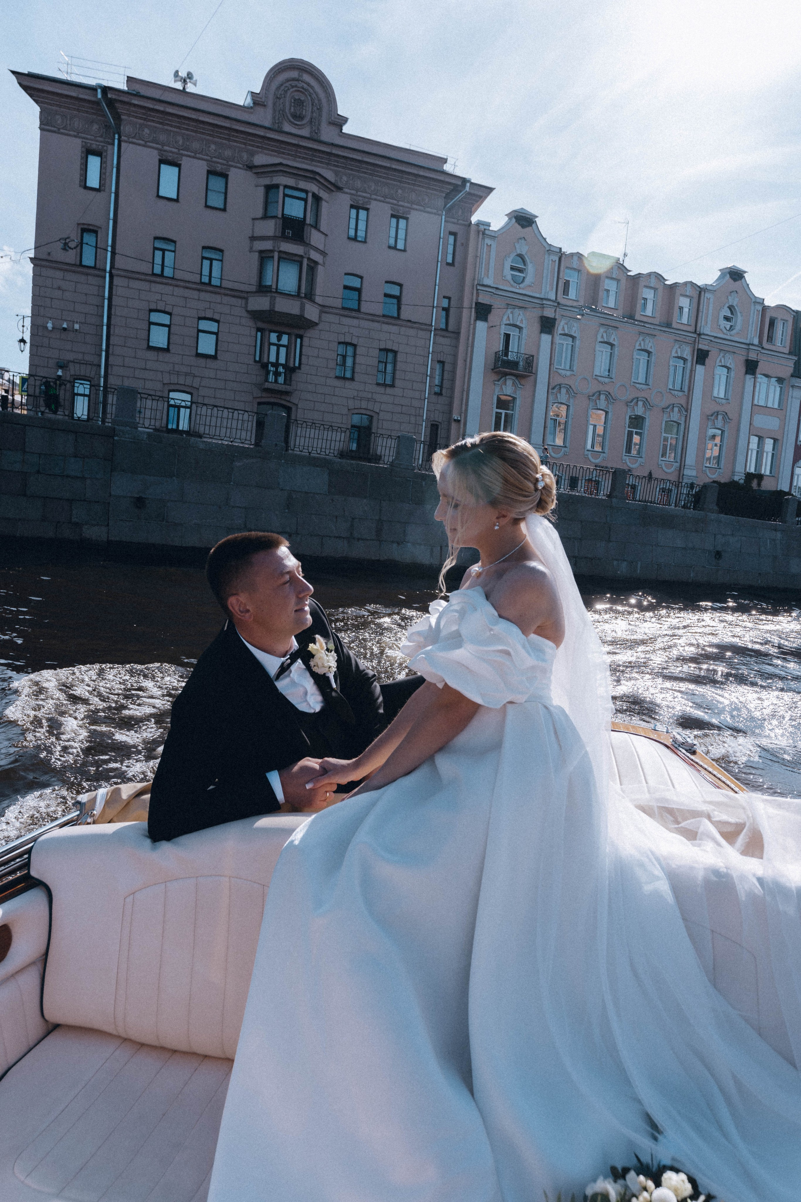 СВАДЕНБНАЯ СЬЕМКА НА КАТЕРЕ ПО КАНАЛАМ САНКТ-ПЕТЕРБУРГА И В АКВАТОРИИ НЕВЫ. Профессиональный фотограф, Санкт-Петербург — Виктория Богомолова