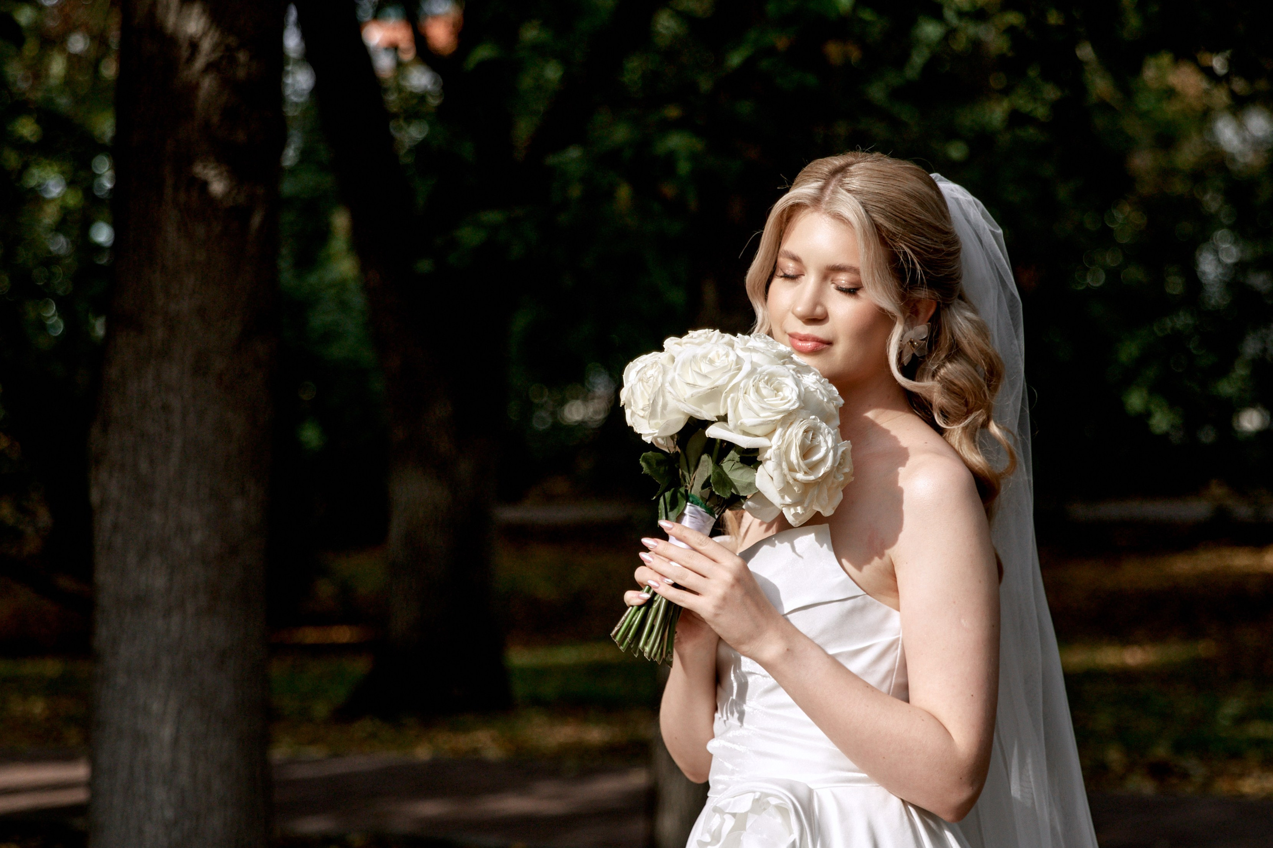 Невеста с букетом в парке Ульяновска. Фотограф Орешина Елена