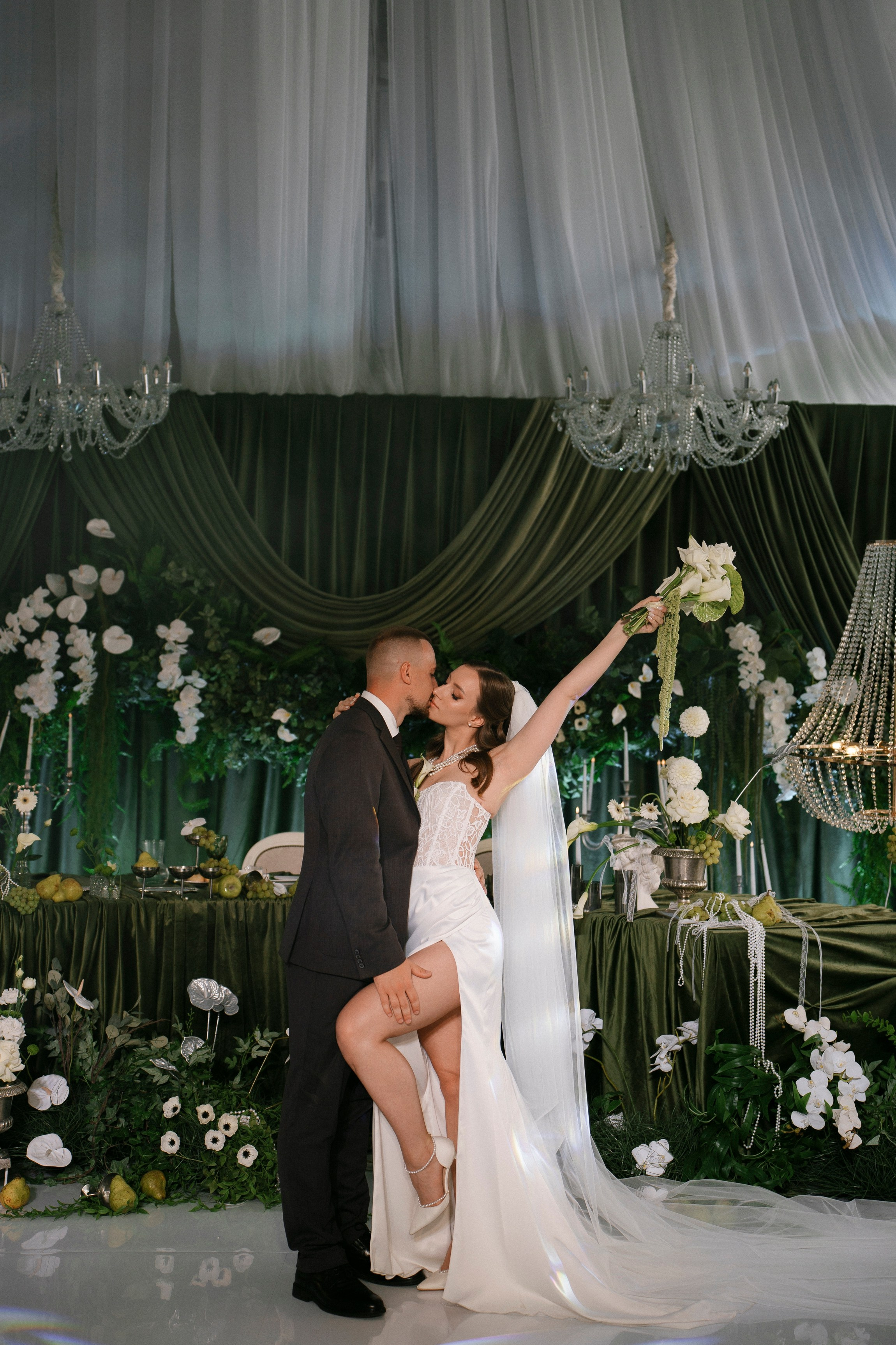 "Свадебная фотосессия в Пензе: Декор в банкетном зале Зимний сад".