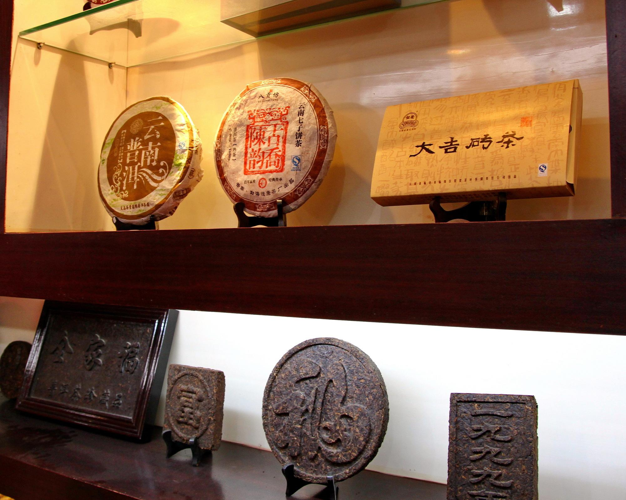 Чай Пуэр на китайской фабрике.