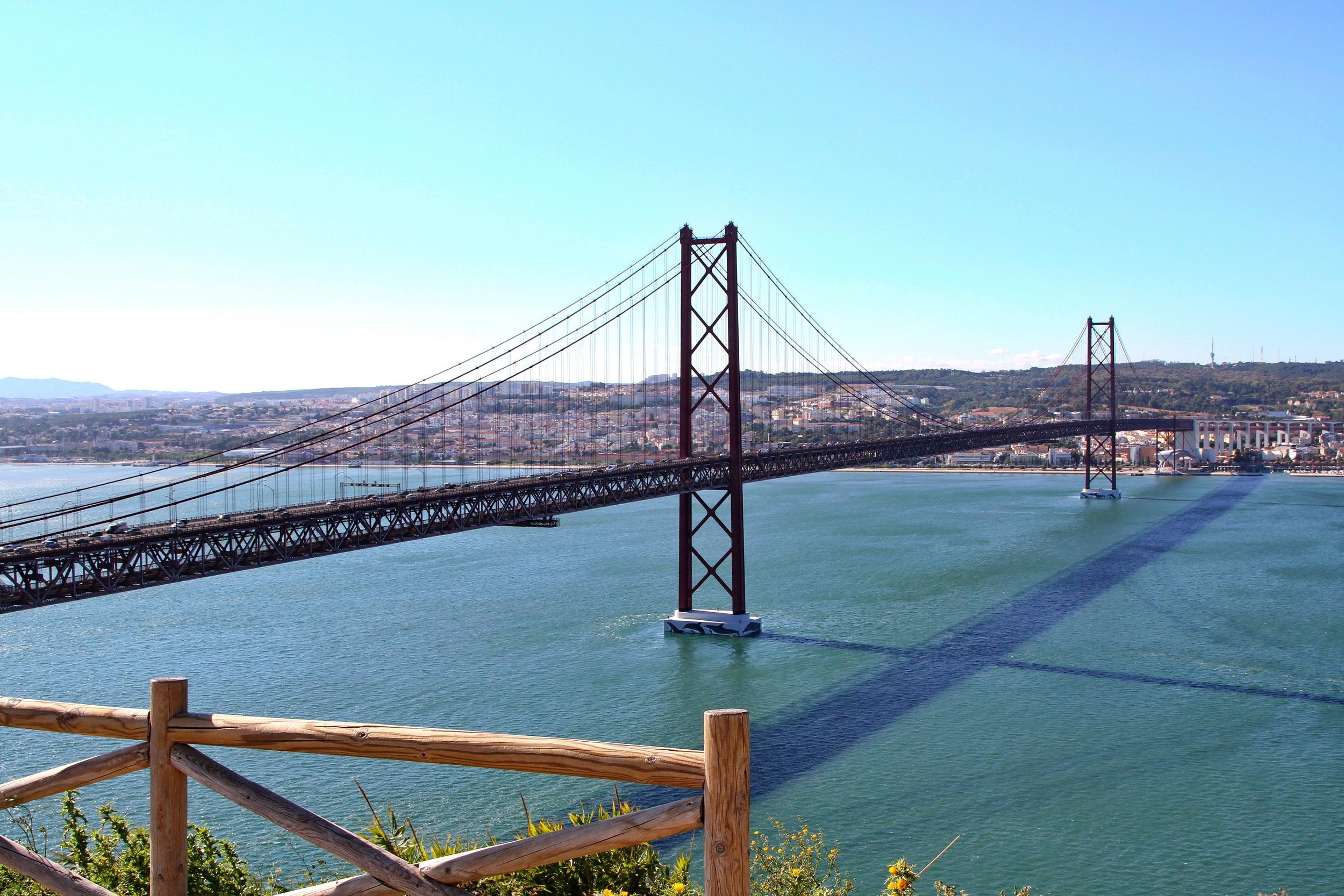 Мост 25 апреля (порт. Ponte 25 de Abril) 