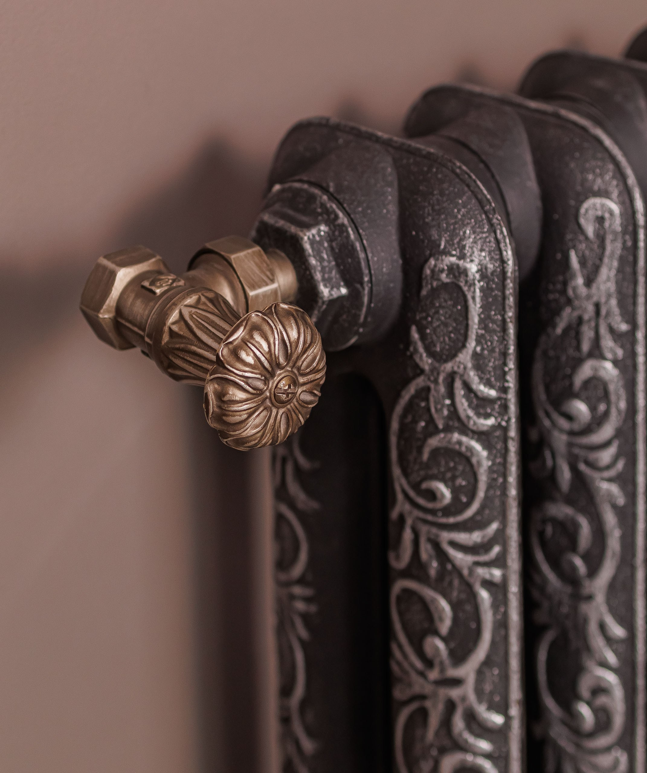 Предметные фотографии дизайнерских радиаторов отопления в стиле ретро