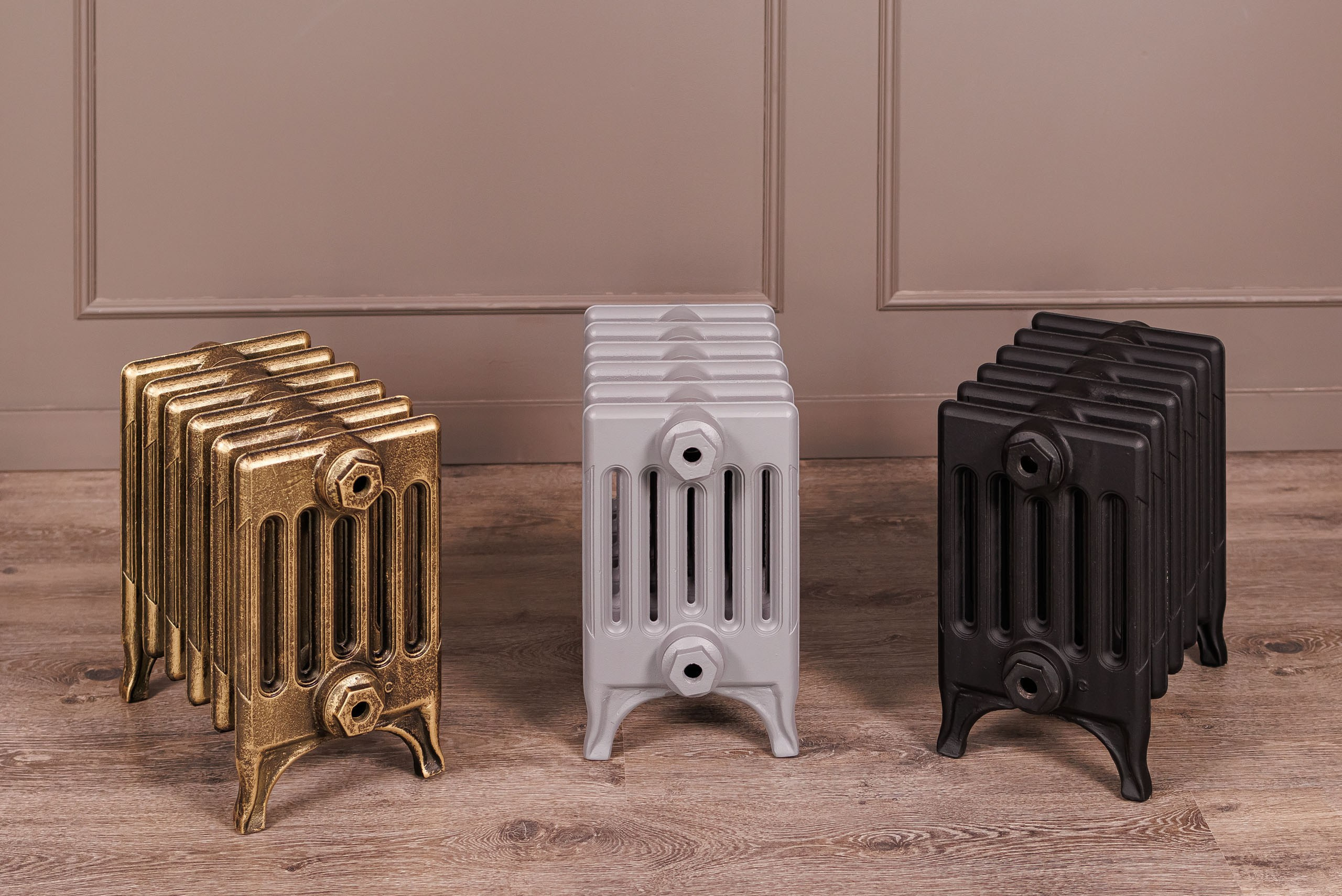 Предметные фотографии дизайнерских радиаторов отопления в стиле ретро