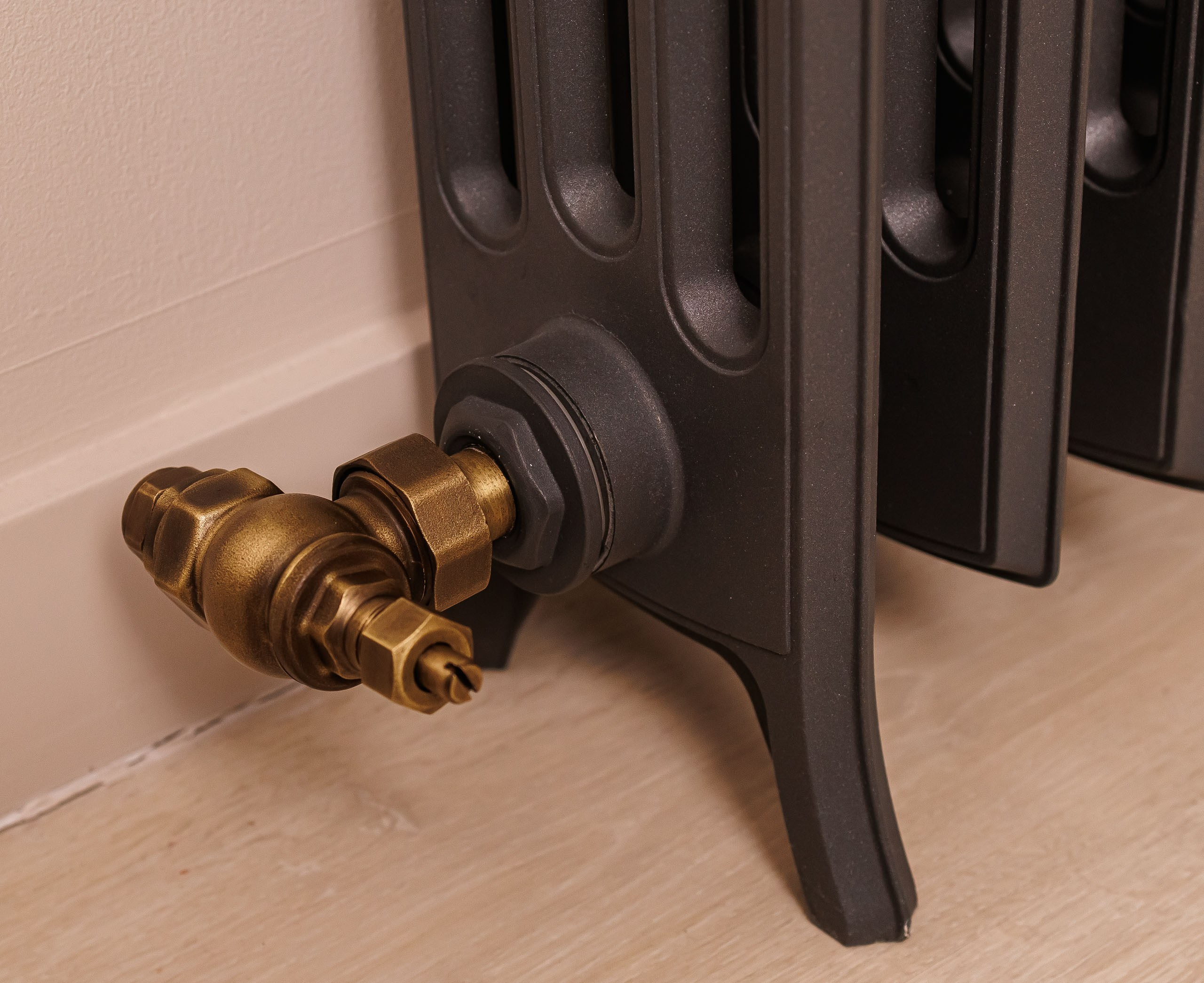 Предметные фотографии дизайнерских радиаторов отопления в стиле ретро