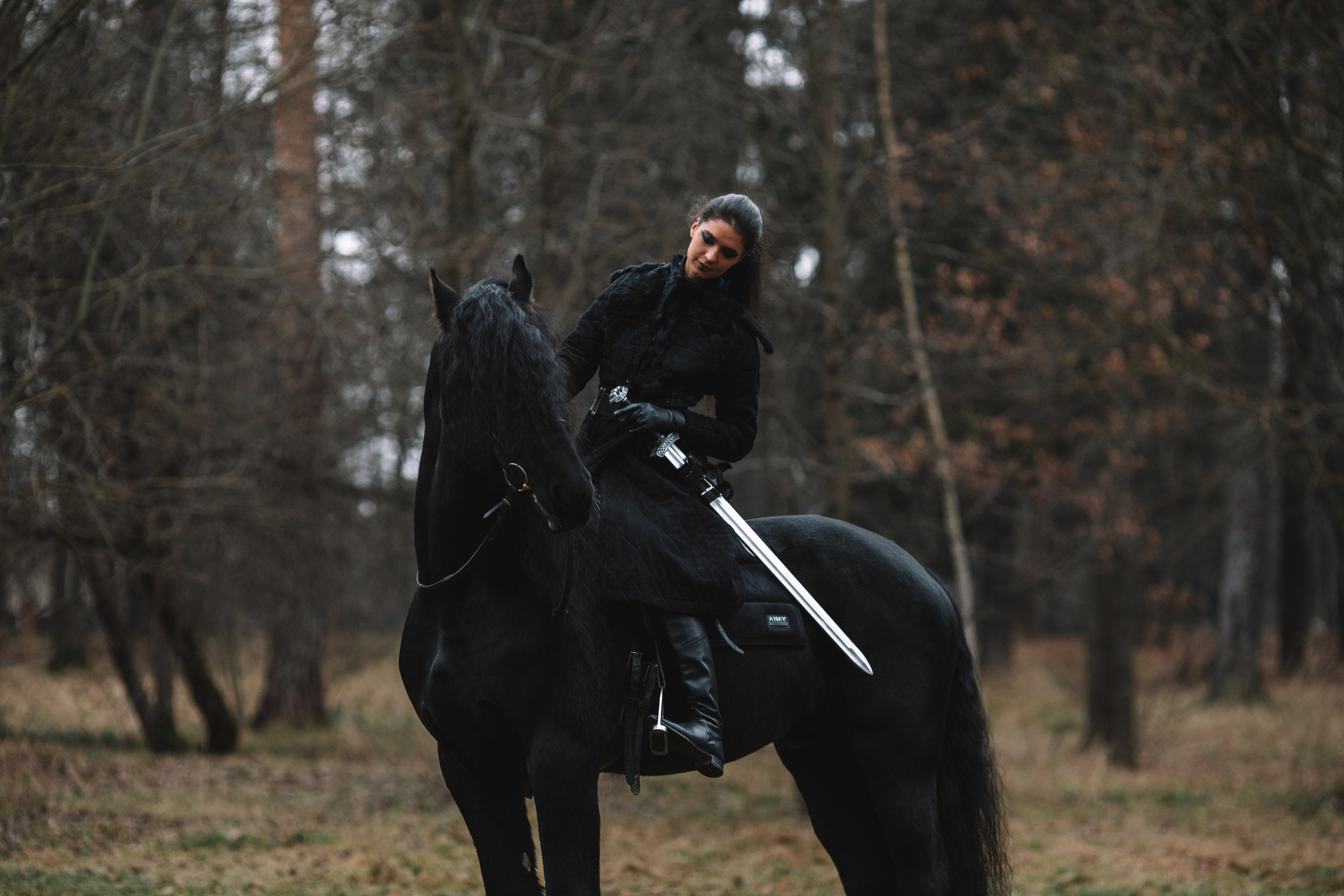 Наташа с фризом в костюме викинга. Фотосессии с лошадьми