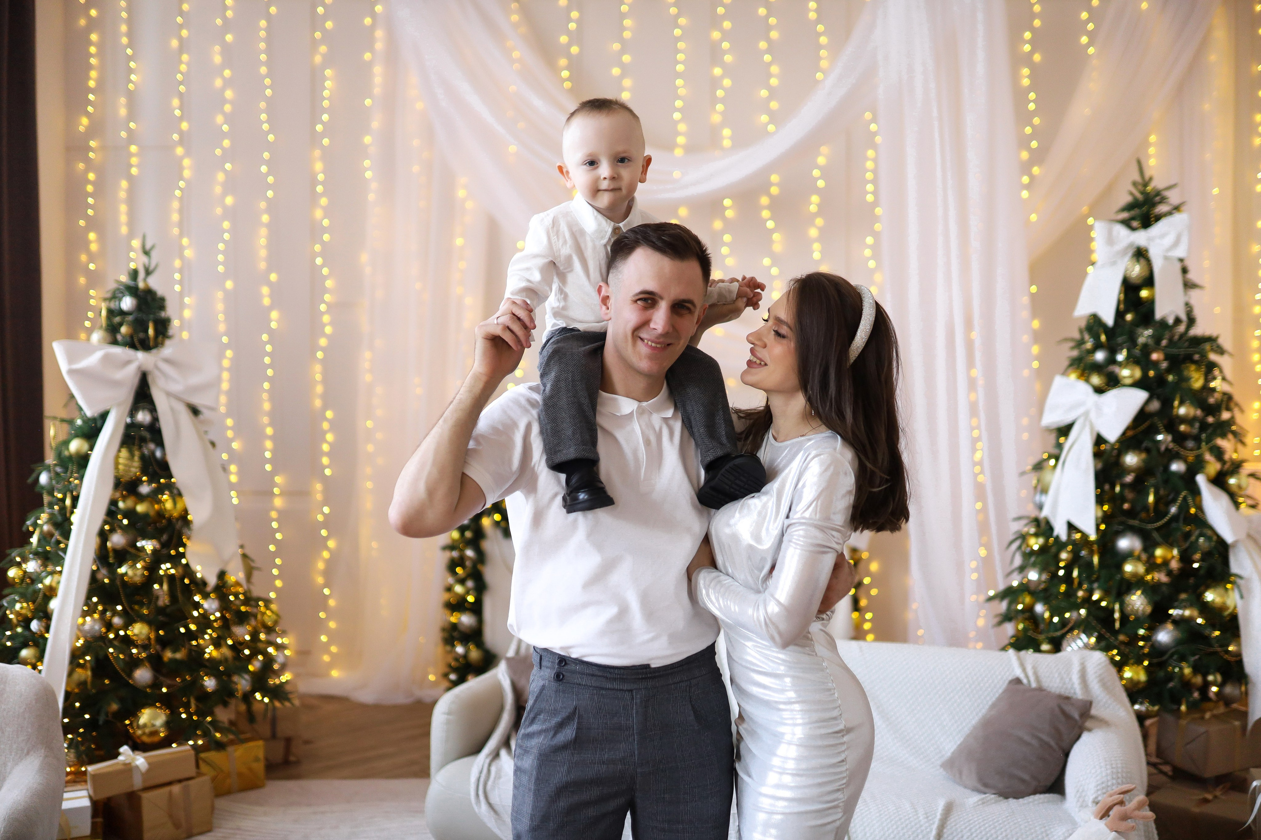 Семейная съёмка белый зал. ФОТОГРАФ ХАБАРОВСК АНАСТАСИЯ РАЧЕНКОВА