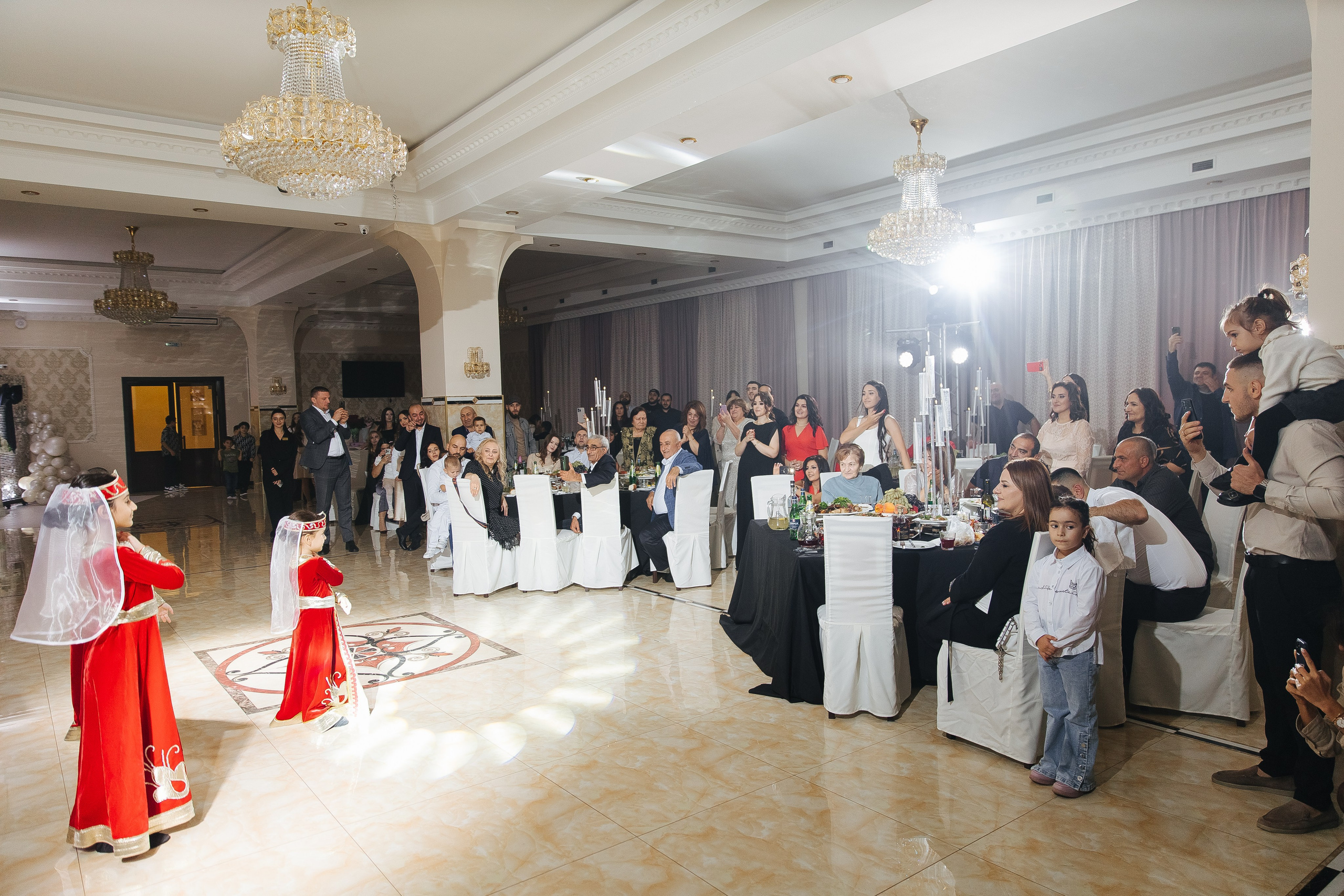 Ани и Назели. 35&5 День рождения, «Янтарь». Фотограф в Красноярске Надежда Воскресенская