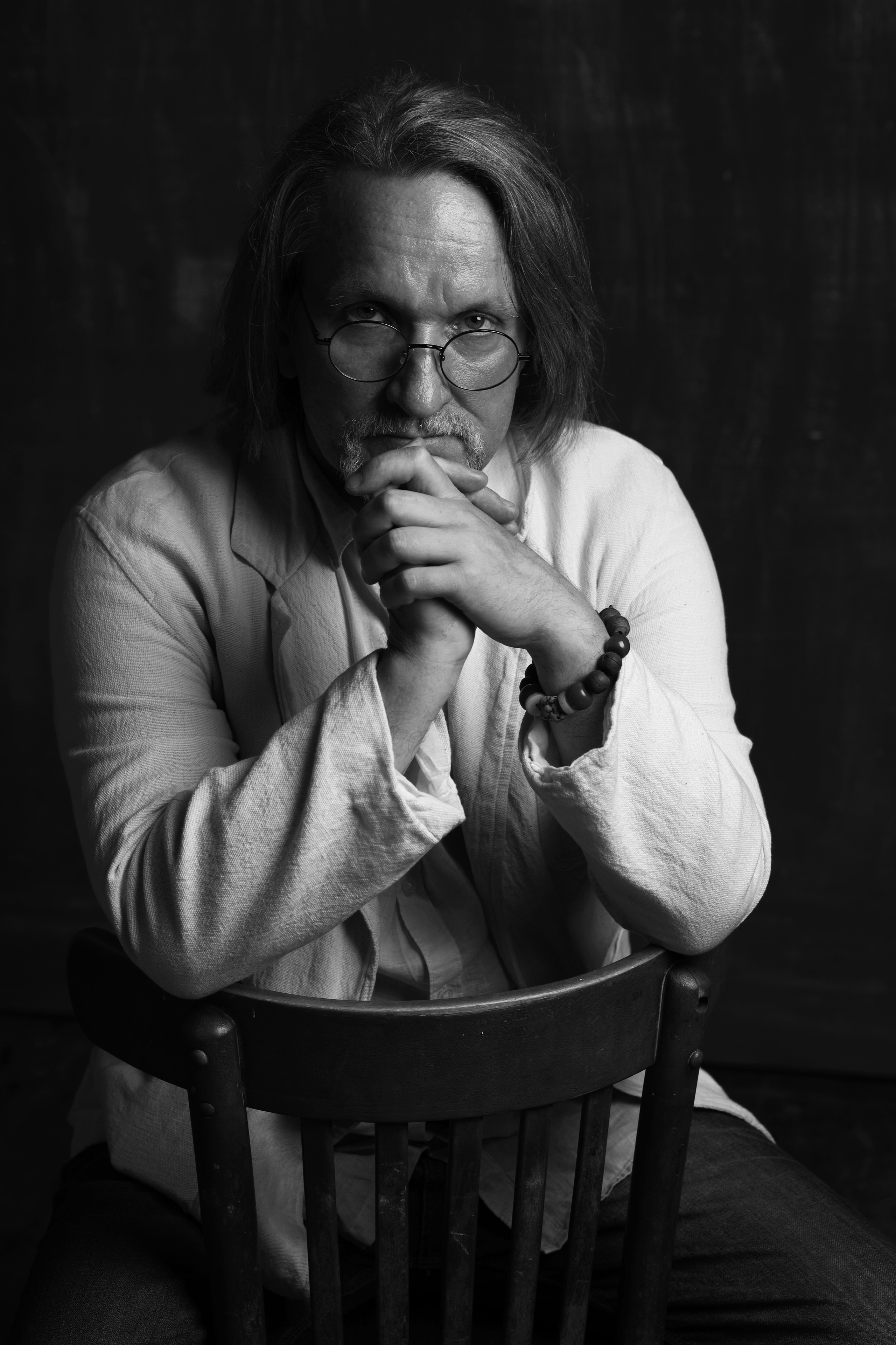 Черно-белый мужской портрет, студийный мужской портрет в черно-белом стиле, мужской портрет в черно-белом стиле с драматичным освещением, черно-белый мужской портрет в классическом стиле, имиджевый мужской портрет в черно-белом стиле.